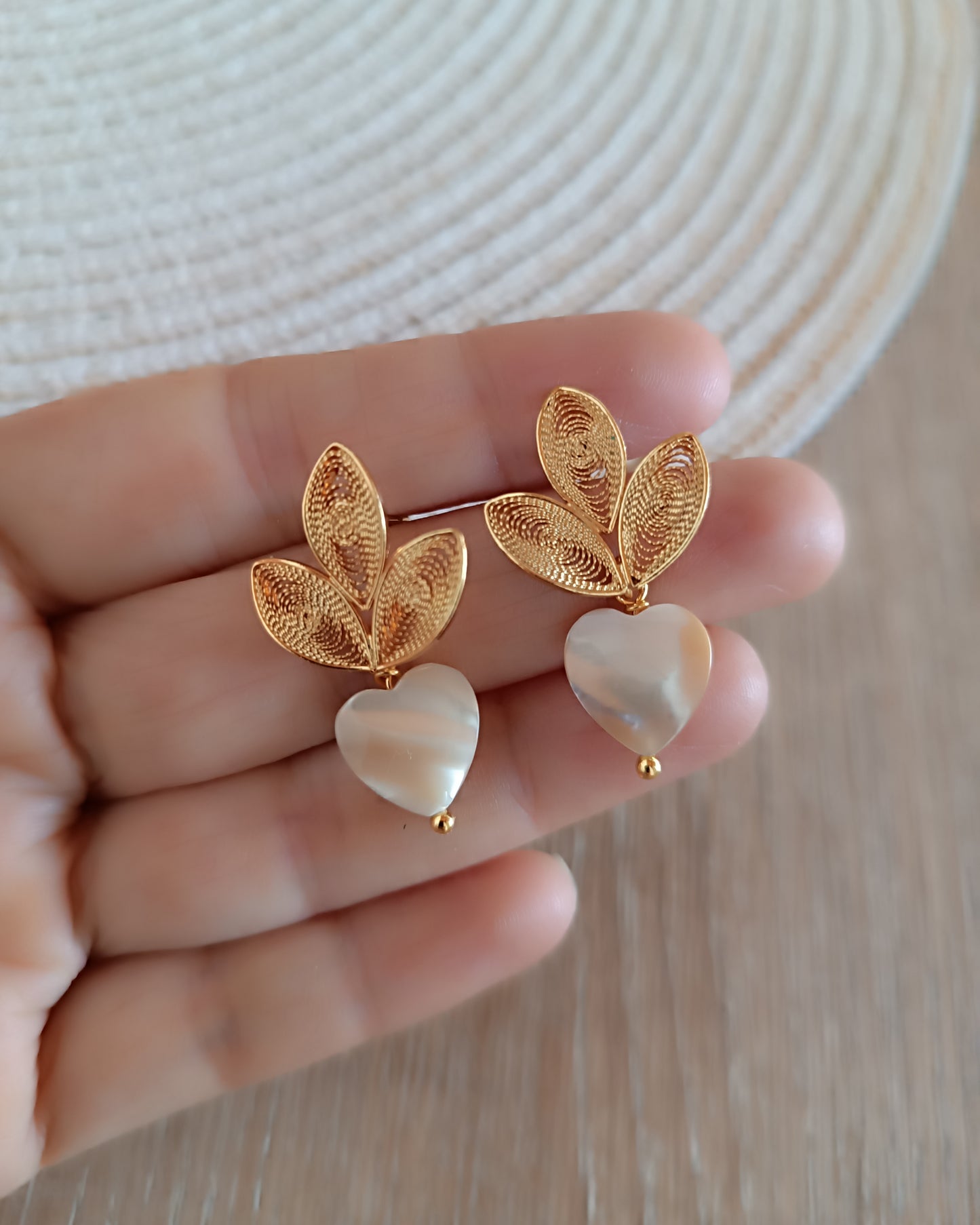 Aretes filigrana gota corazón nacar Mia