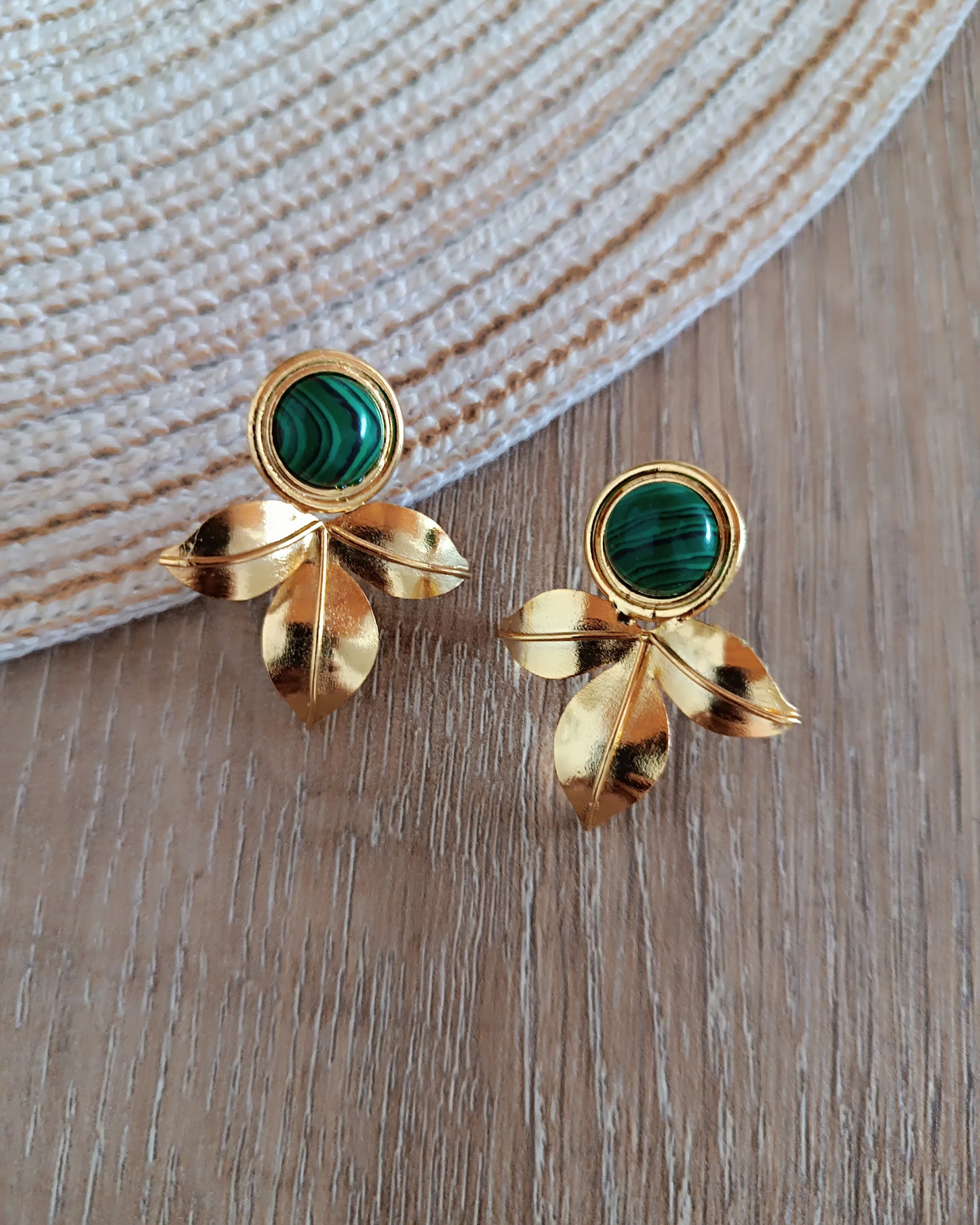 Aretes topos tres pétalos Andi piedra Malaquita