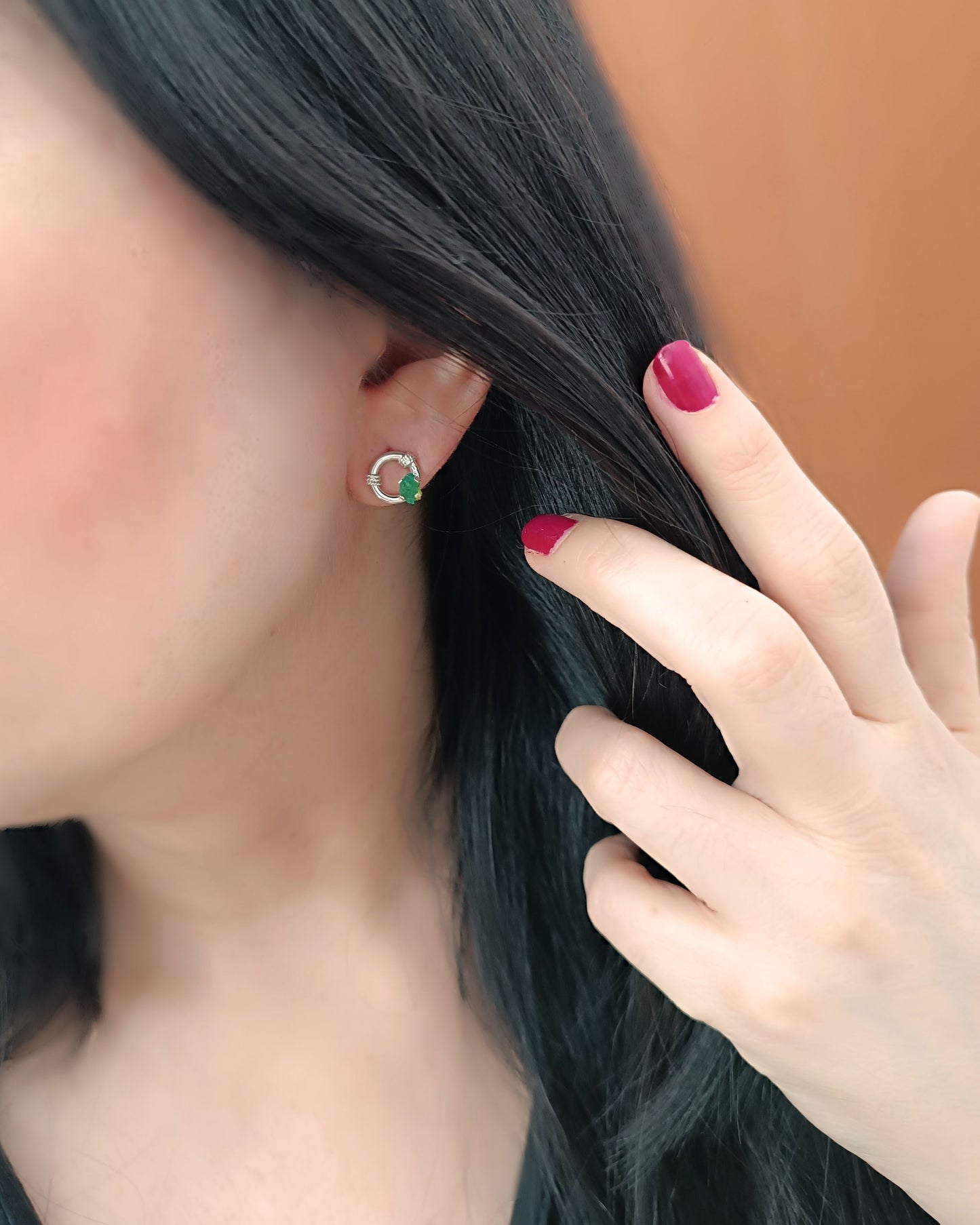 Aretes mini en plata de ley 950 y esmeralda Viky