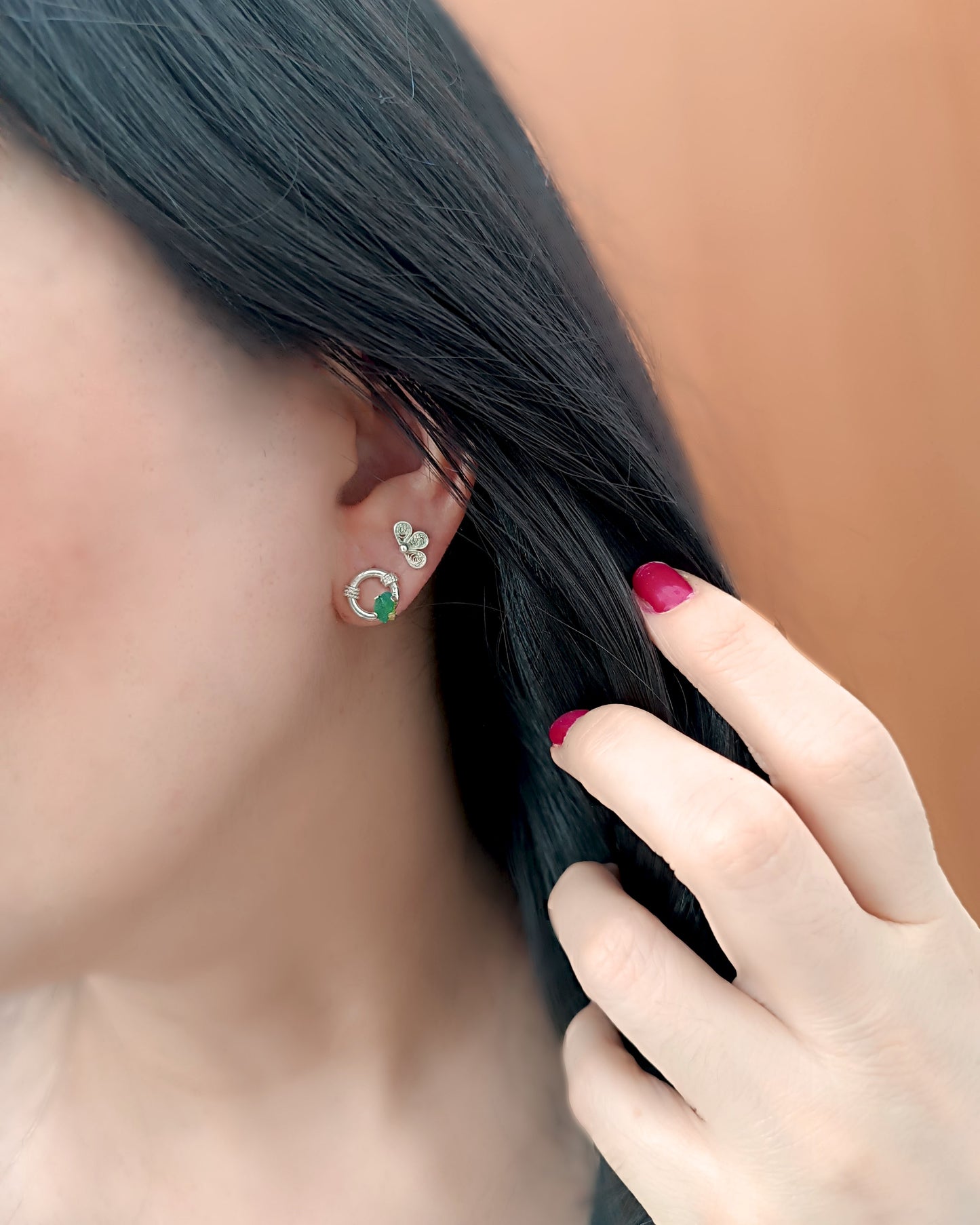 Aretes mini en plata de ley 950 y esmeralda Viky