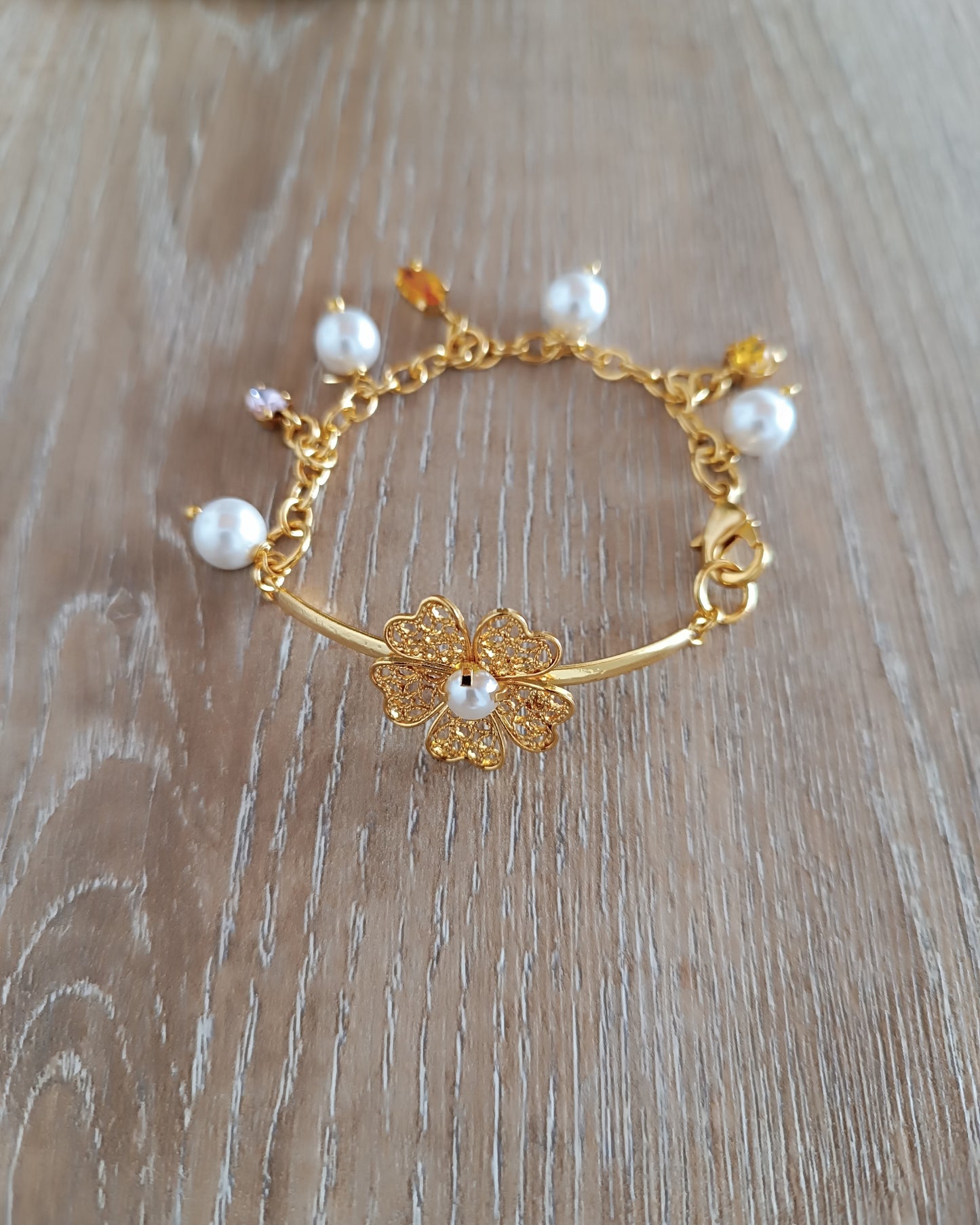 Brazalete en filigrana con colgantes Nadia