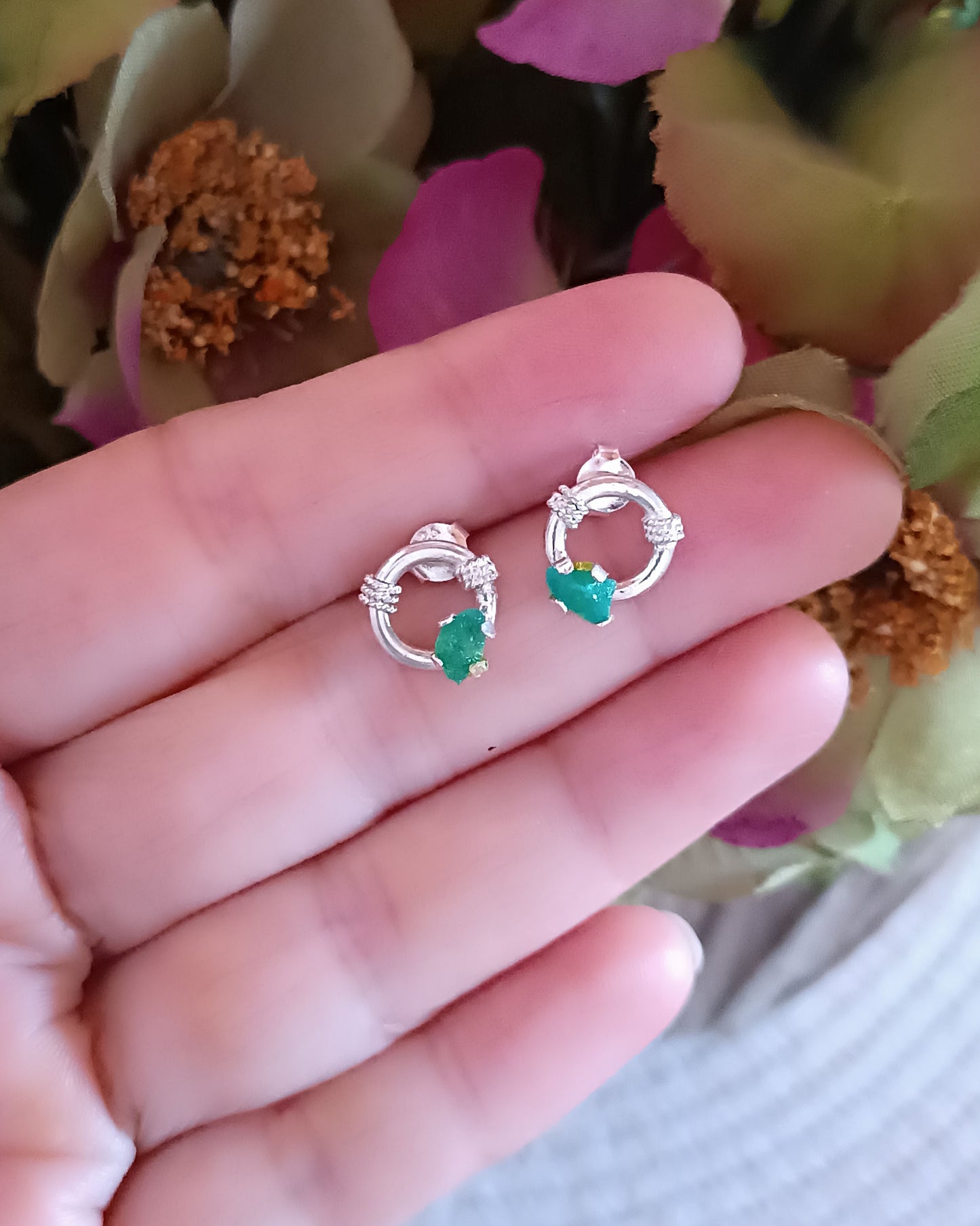 Aretes mini en plata de ley 950 y esmeralda Viky