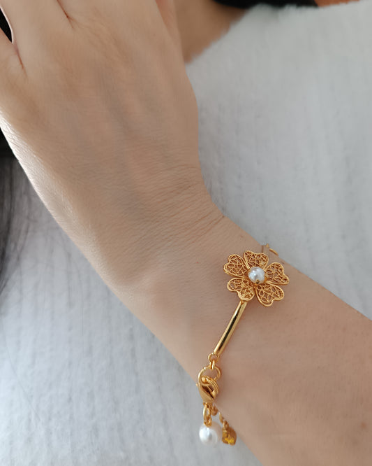 Brazalete en filigrana con colgantes Nadia