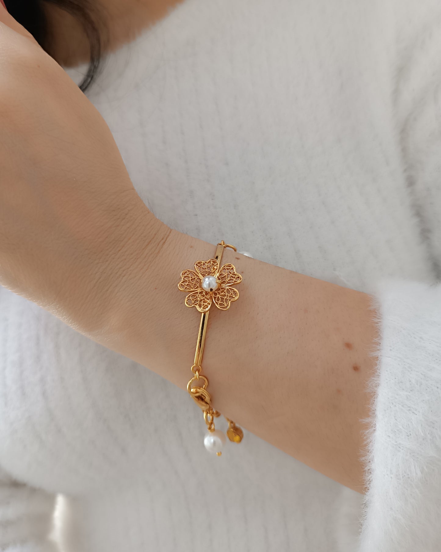 Brazalete en filigrana con colgantes Nadia