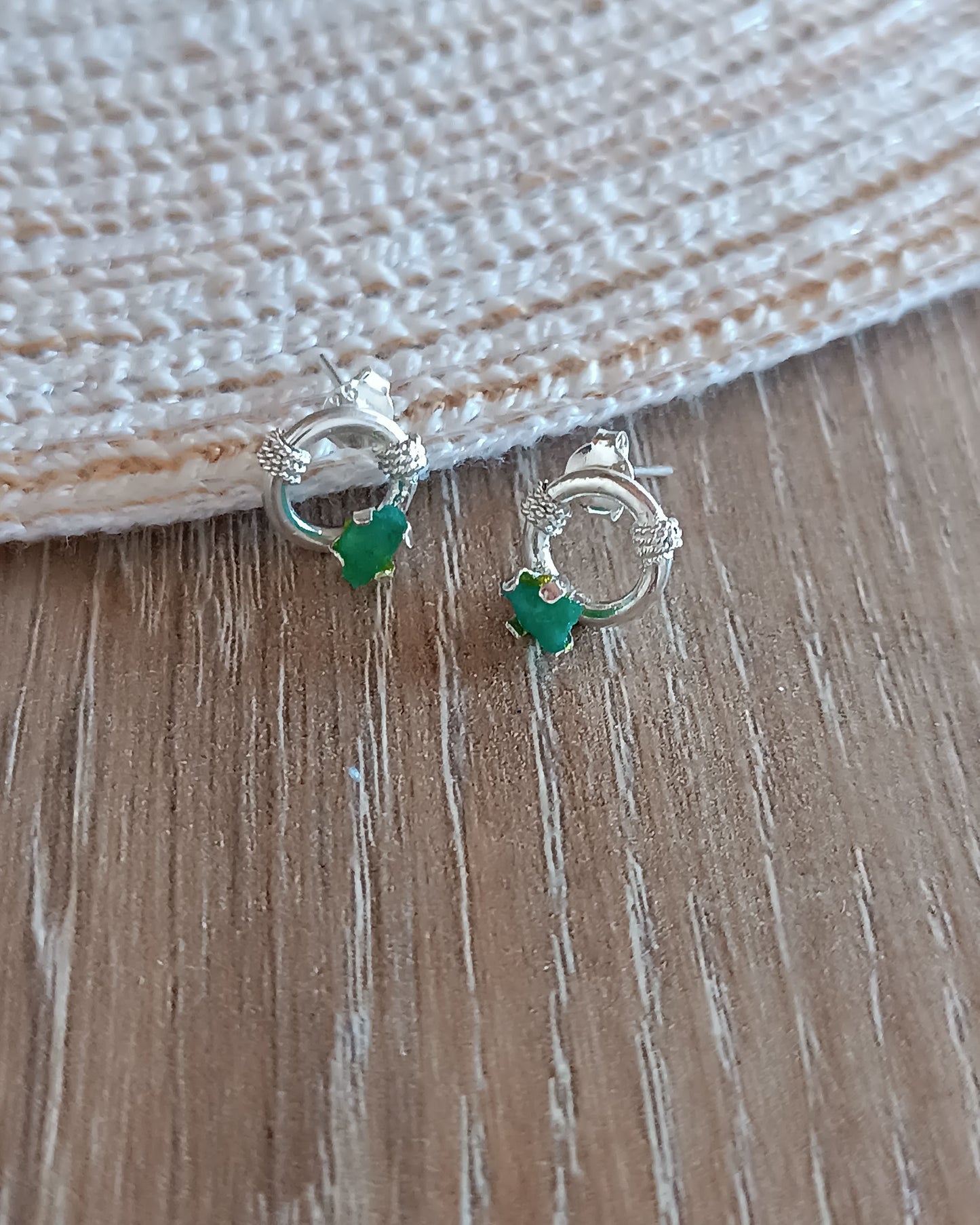Aretes mini en plata de ley 950 y esmeralda Viky