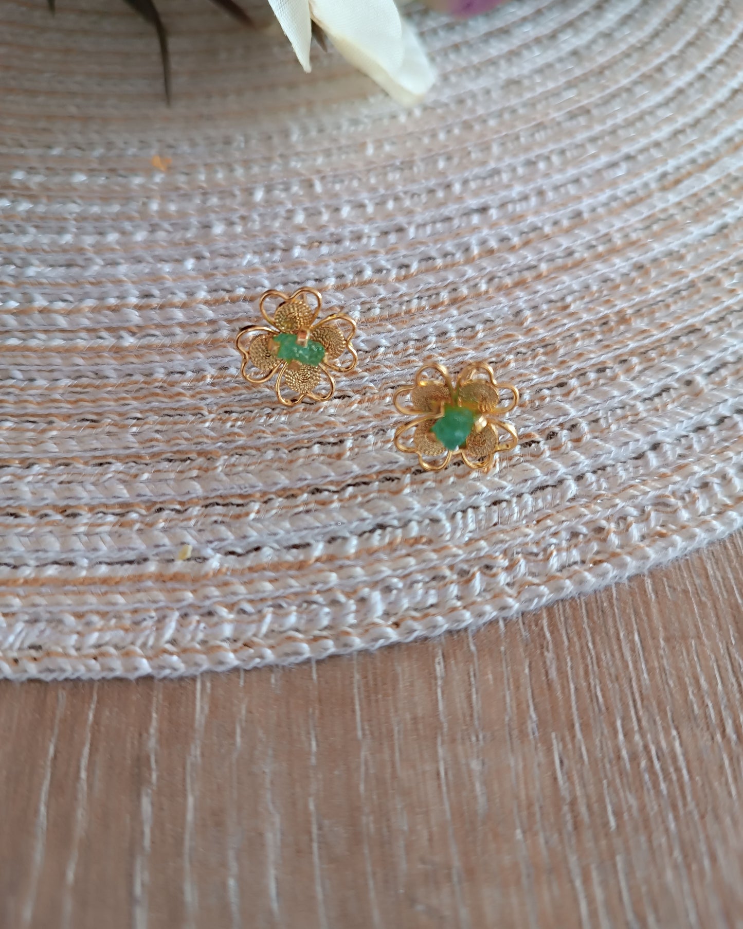 Aretes Topos Mini Filigrana y Esmeralda Trebol