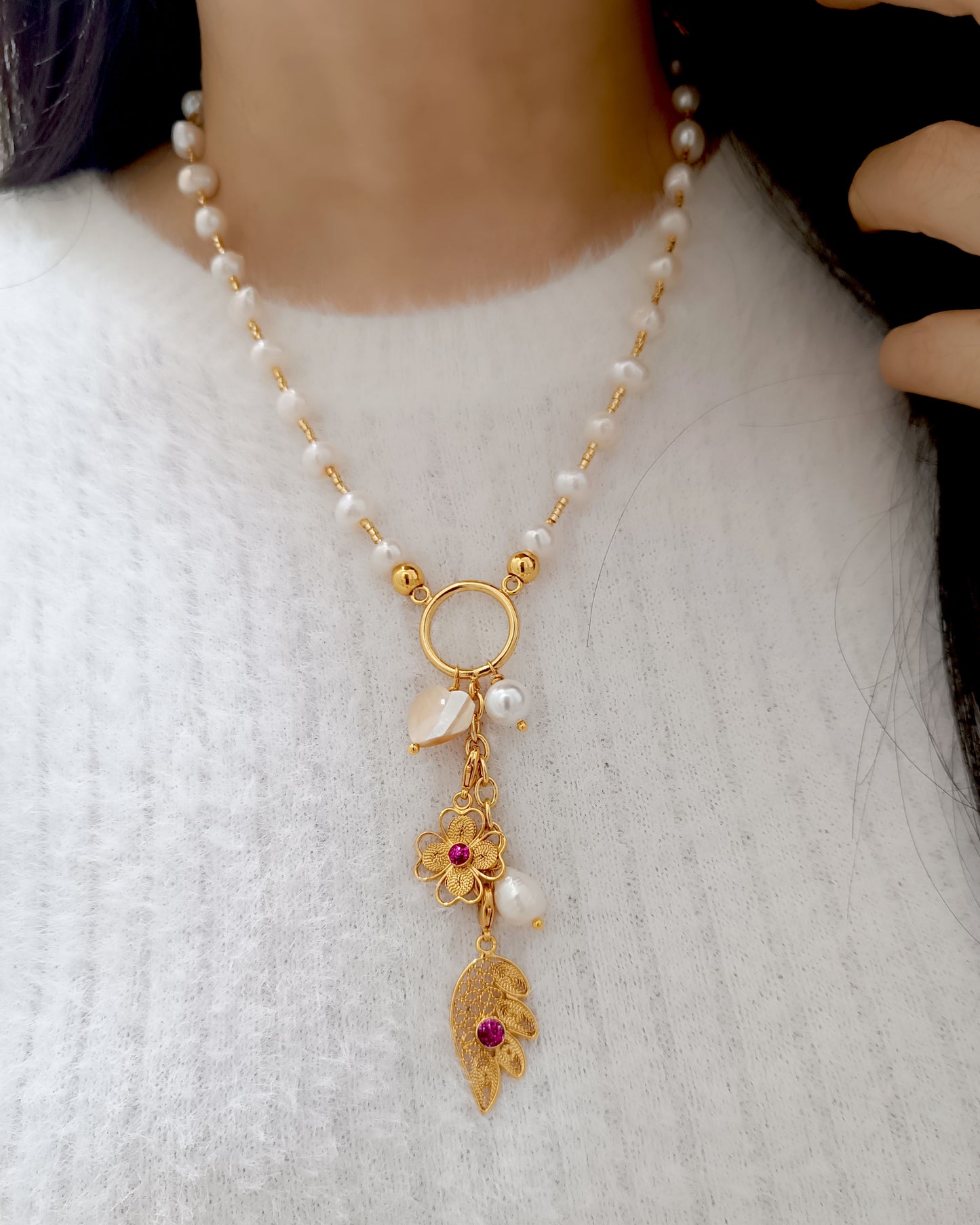 Collar de perlas y colgantes Delfina