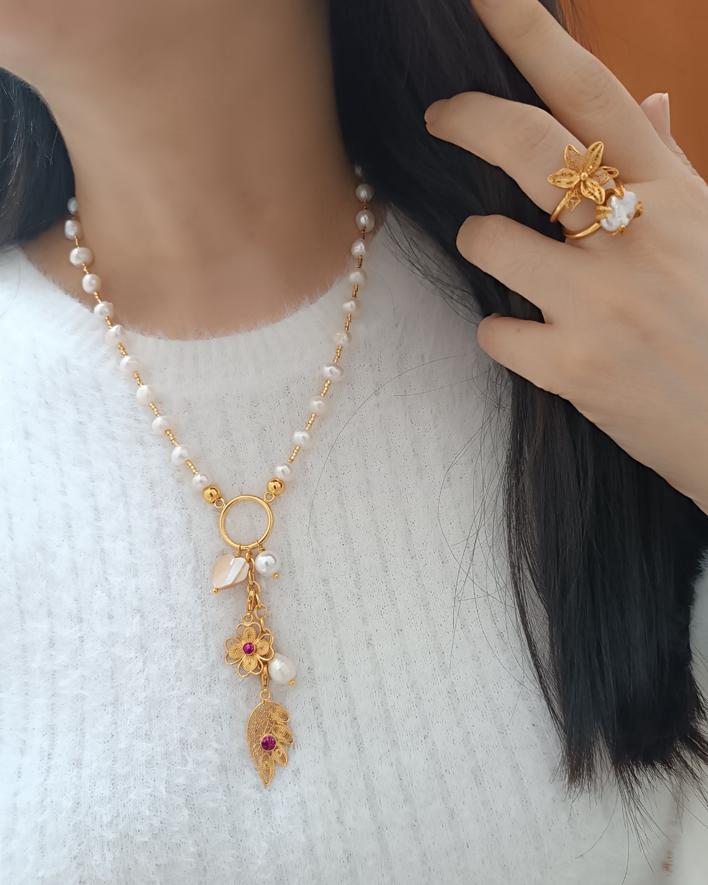 Collar de perlas y colgantes Delfina