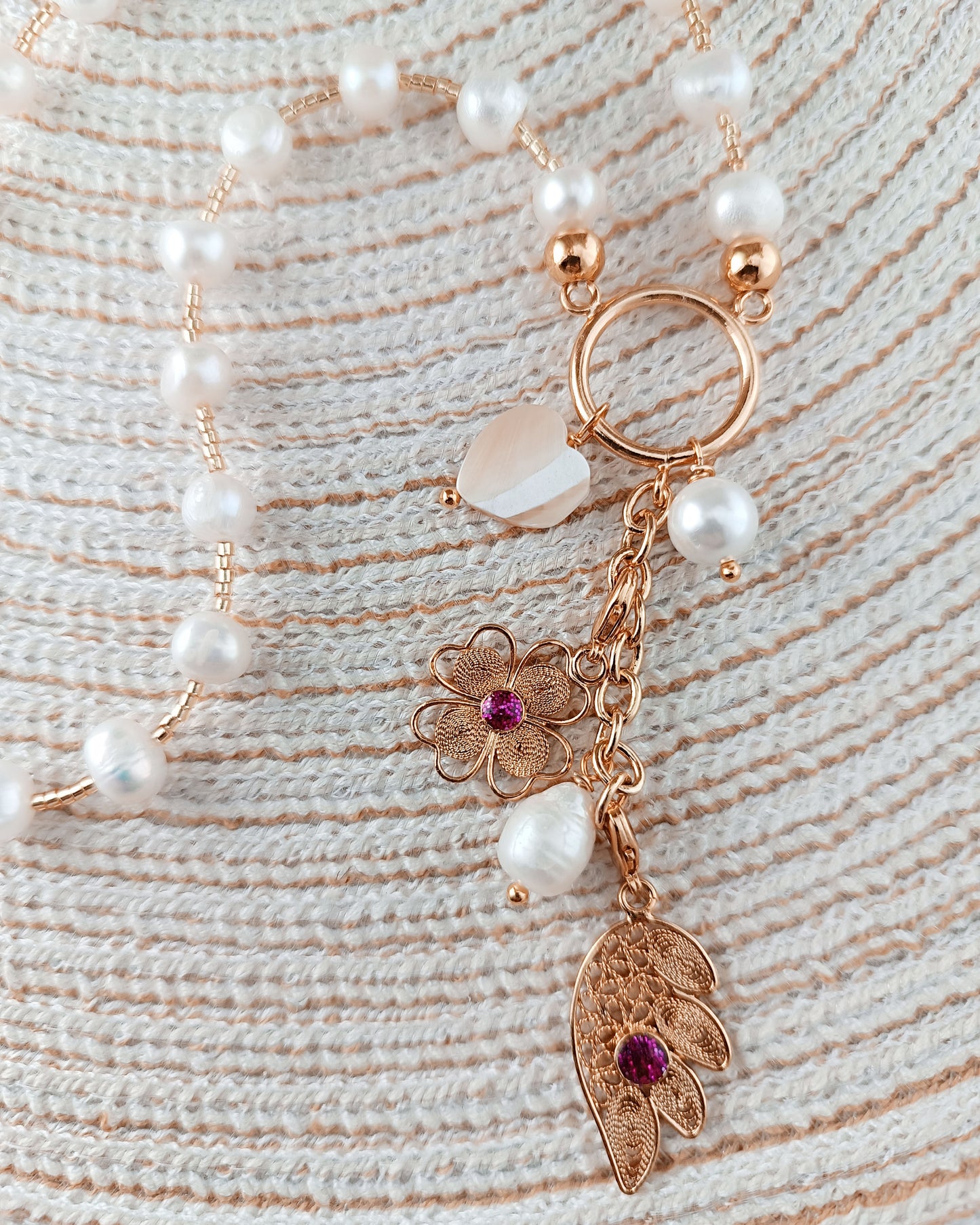 Collar de perlas y colgantes Delfina