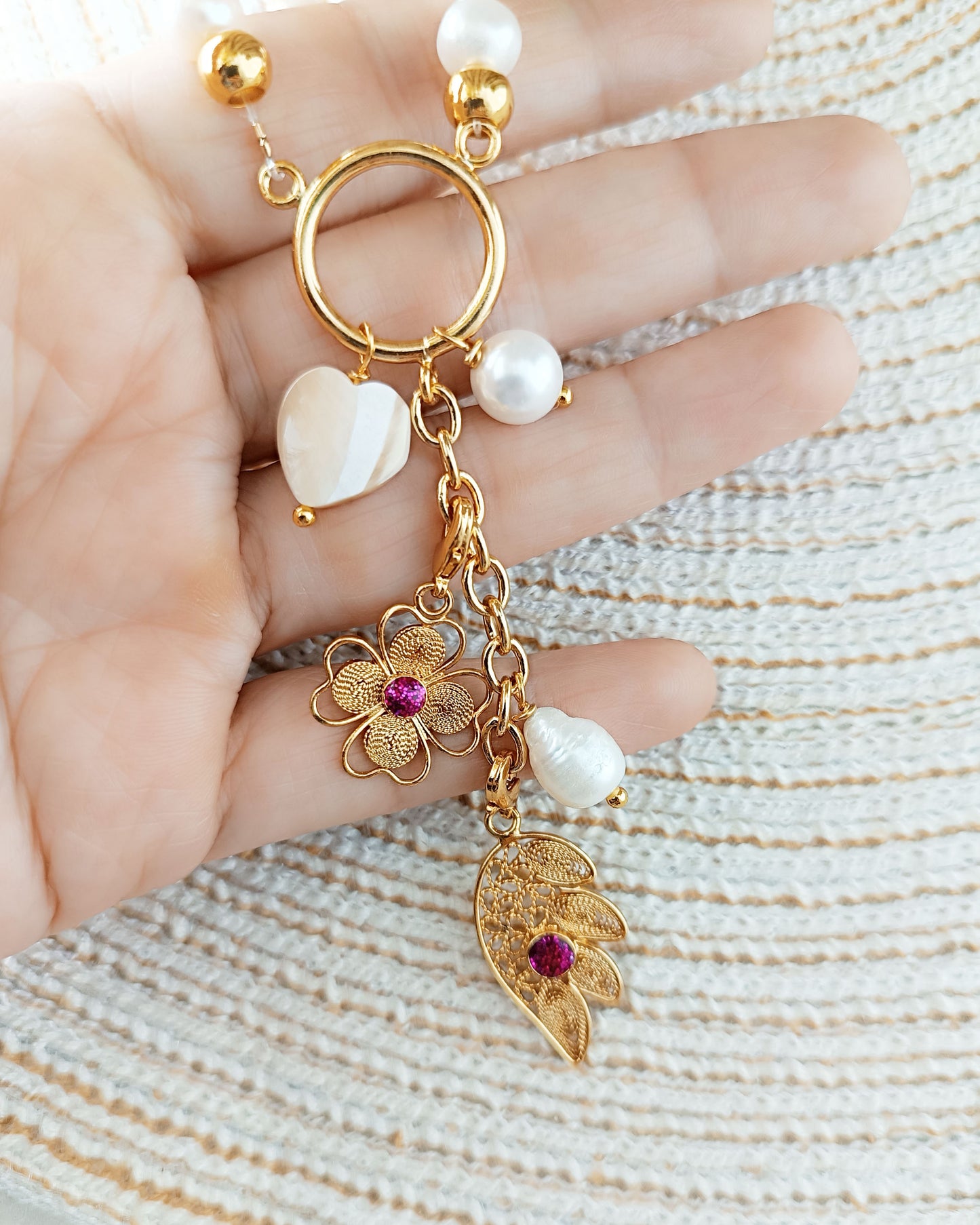Collar de perlas y colgantes Delfina