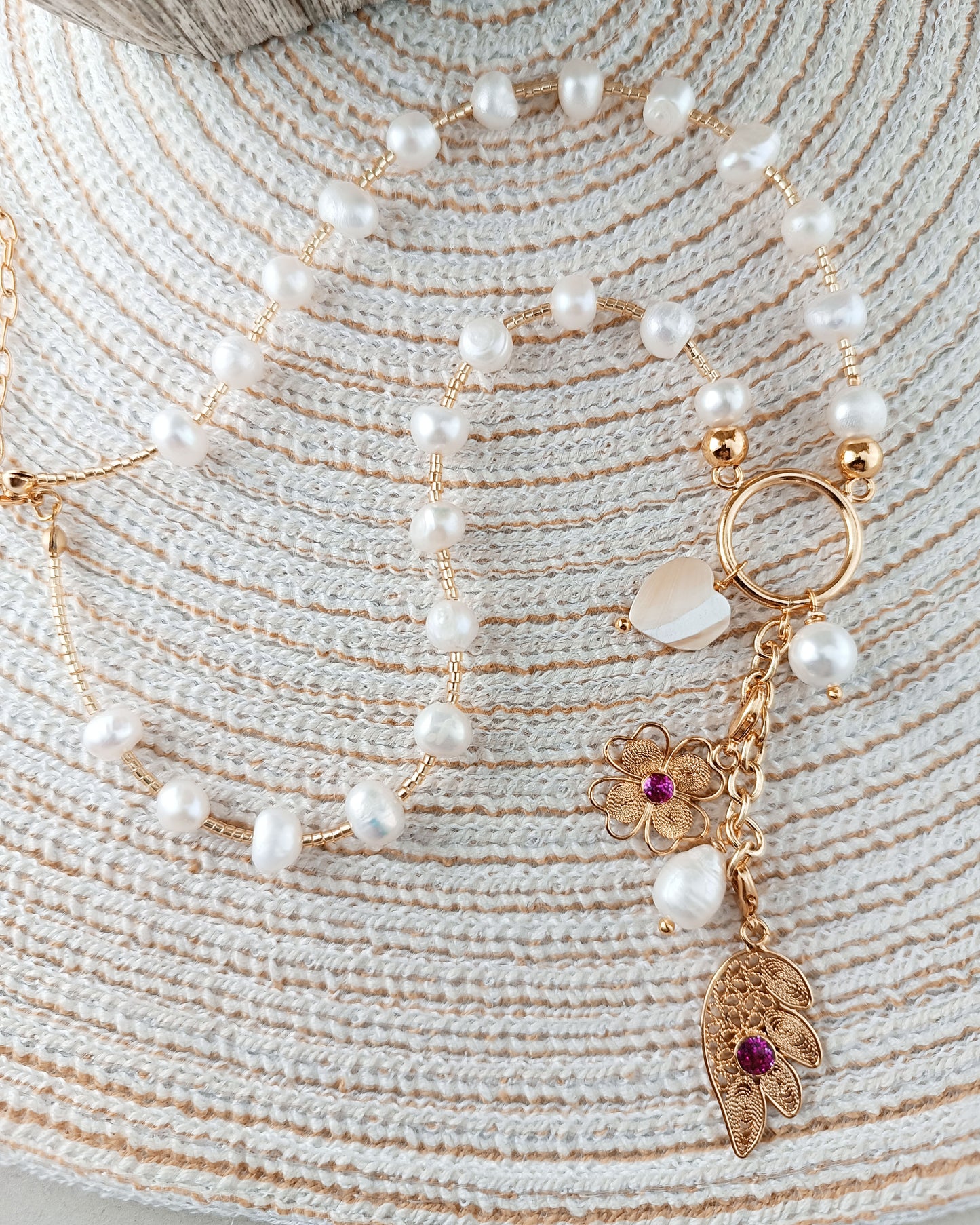 Collar de perlas y colgantes Delfina