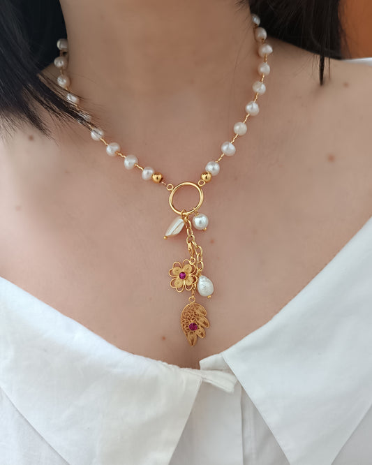 Collar de perlas y colgantes Delfina