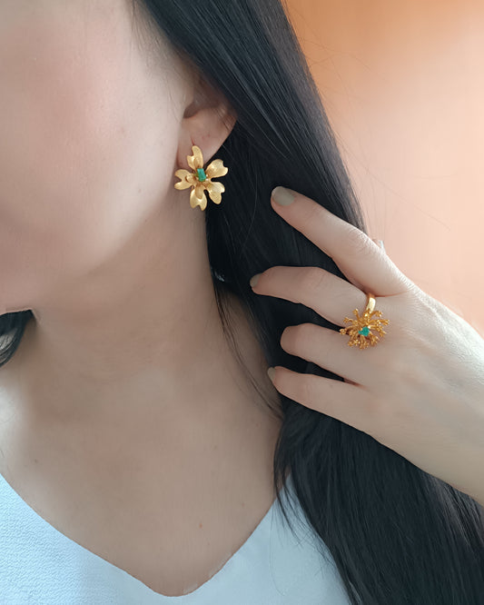 Aretes Topos Emma dorados mate con esmeralda