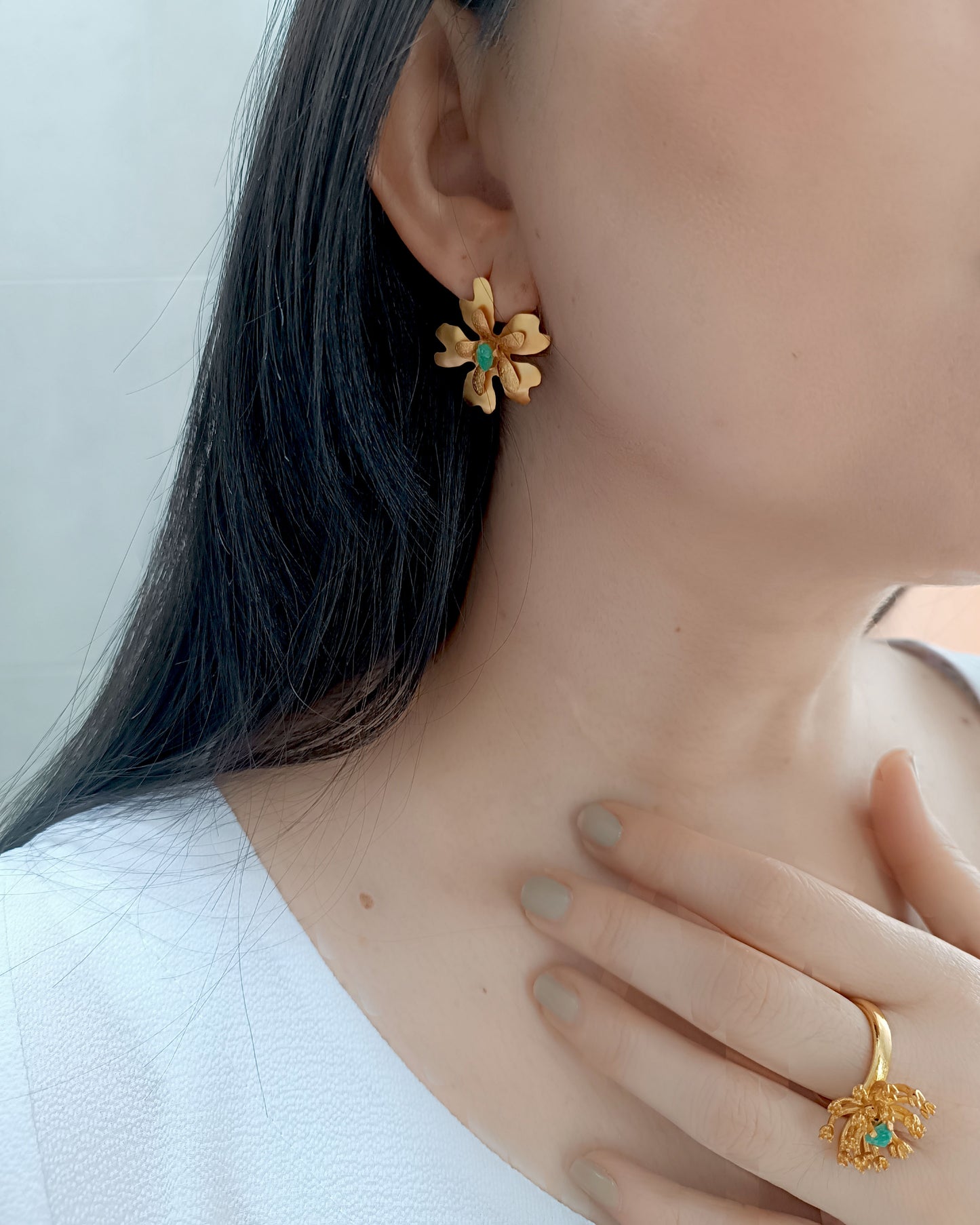 Aretes Topos Emma dorados mate con esmeralda