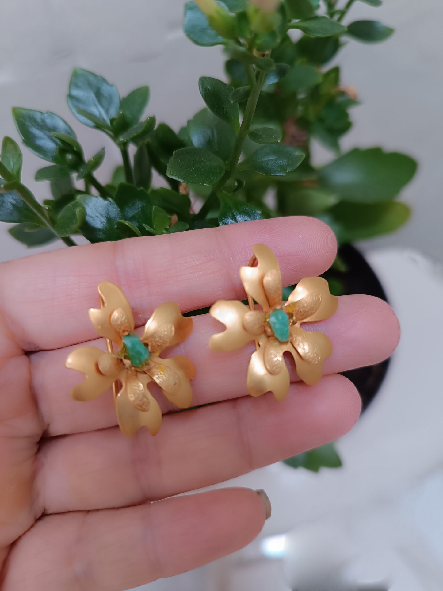 Aretes Topos Emma dorados mate con esmeralda
