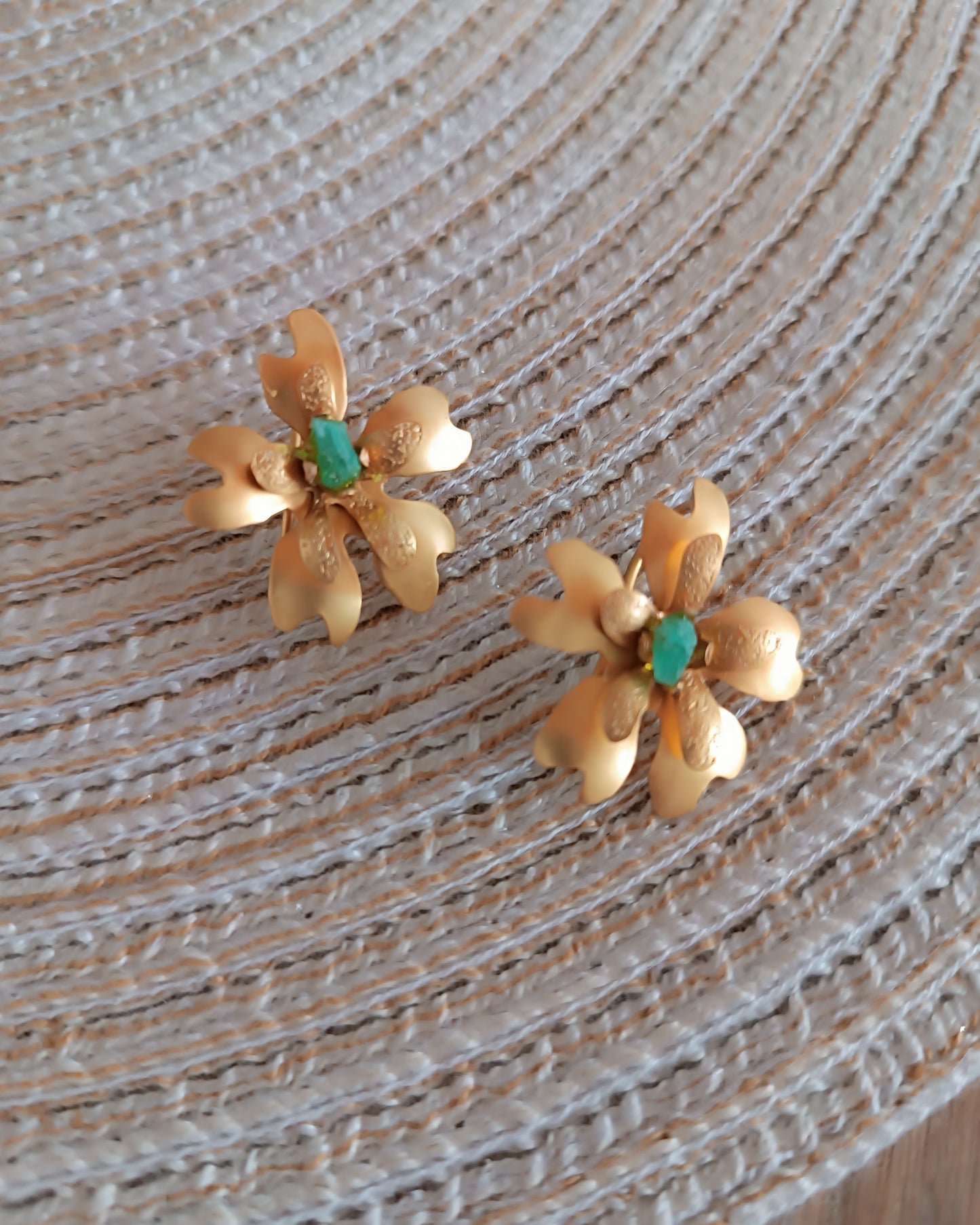 Aretes Topos Emma dorados mate con esmeralda