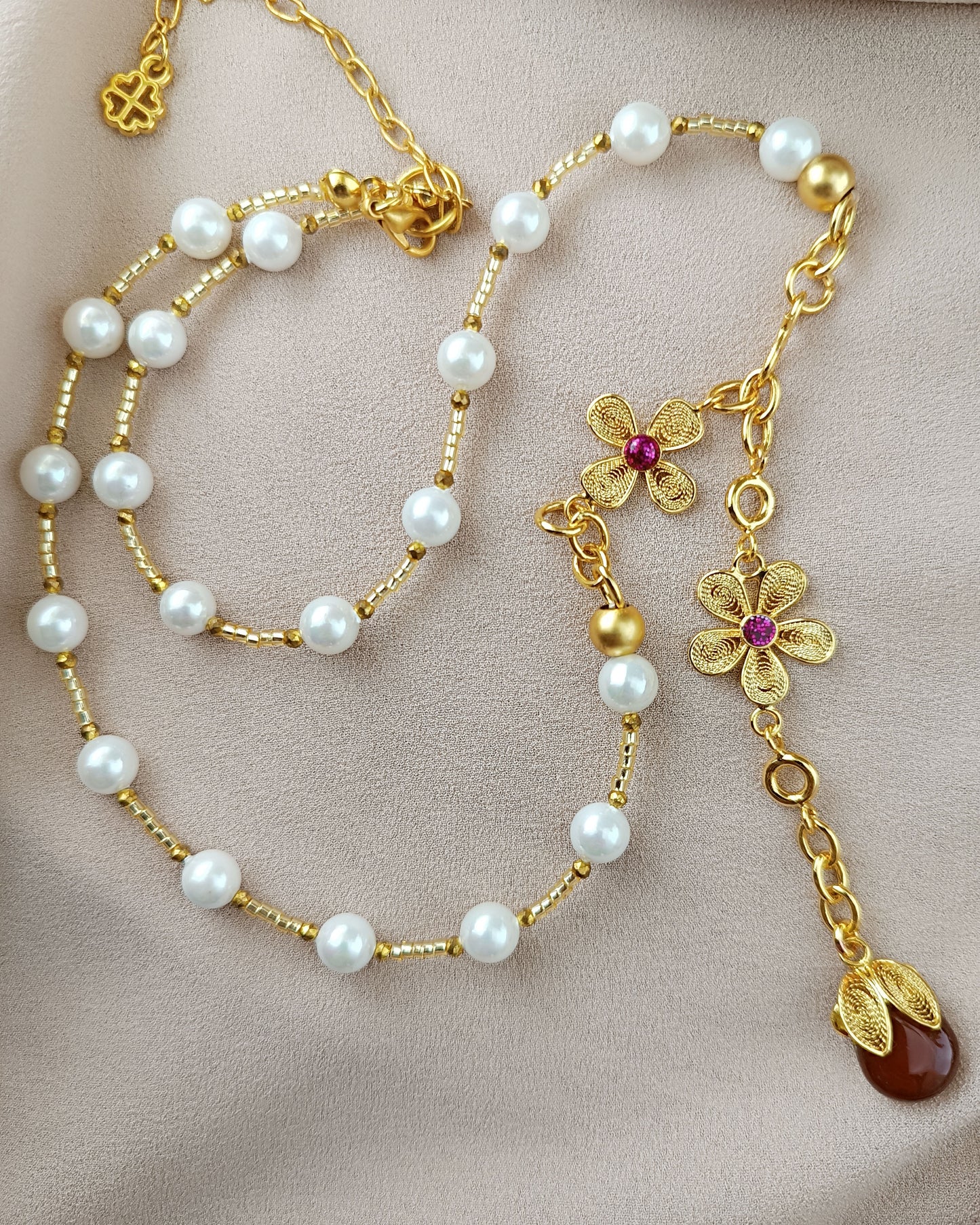 Collar de perlas y colgantes Josefina