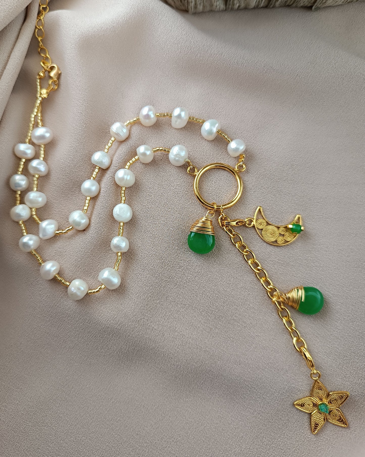 Collar de perlas y colgantes jade y filigranaJosefa