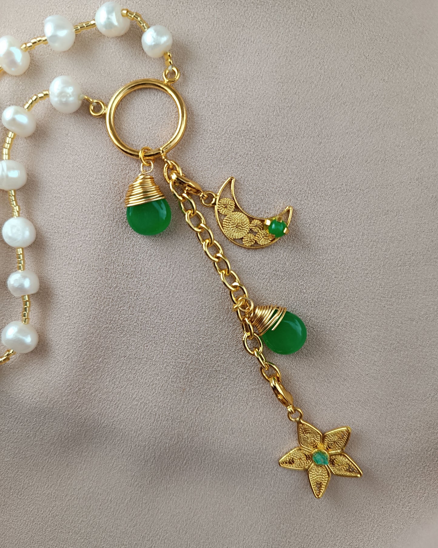 Collar de perlas y colgantes jade y filigranaJosefa