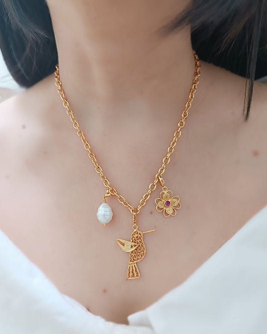 Cadena dorado y colgante en filigrana Colibrí y trébol