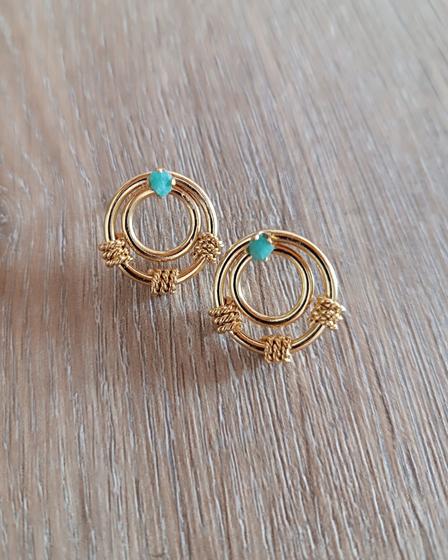 Aretes topos, doble círculo y esmeralda
