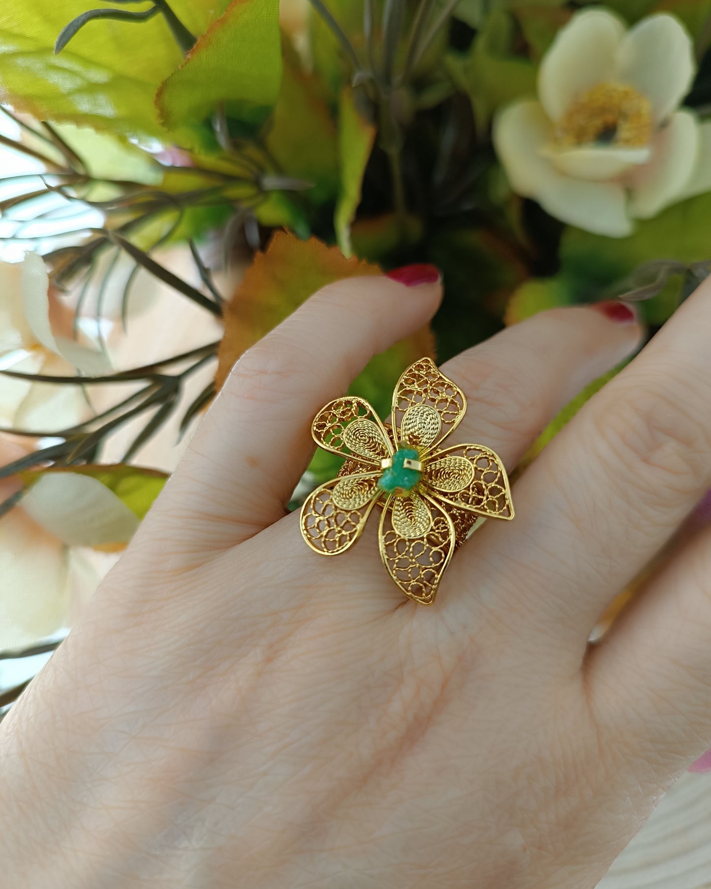 Anillo en filigrana con esmeralda, Acacias