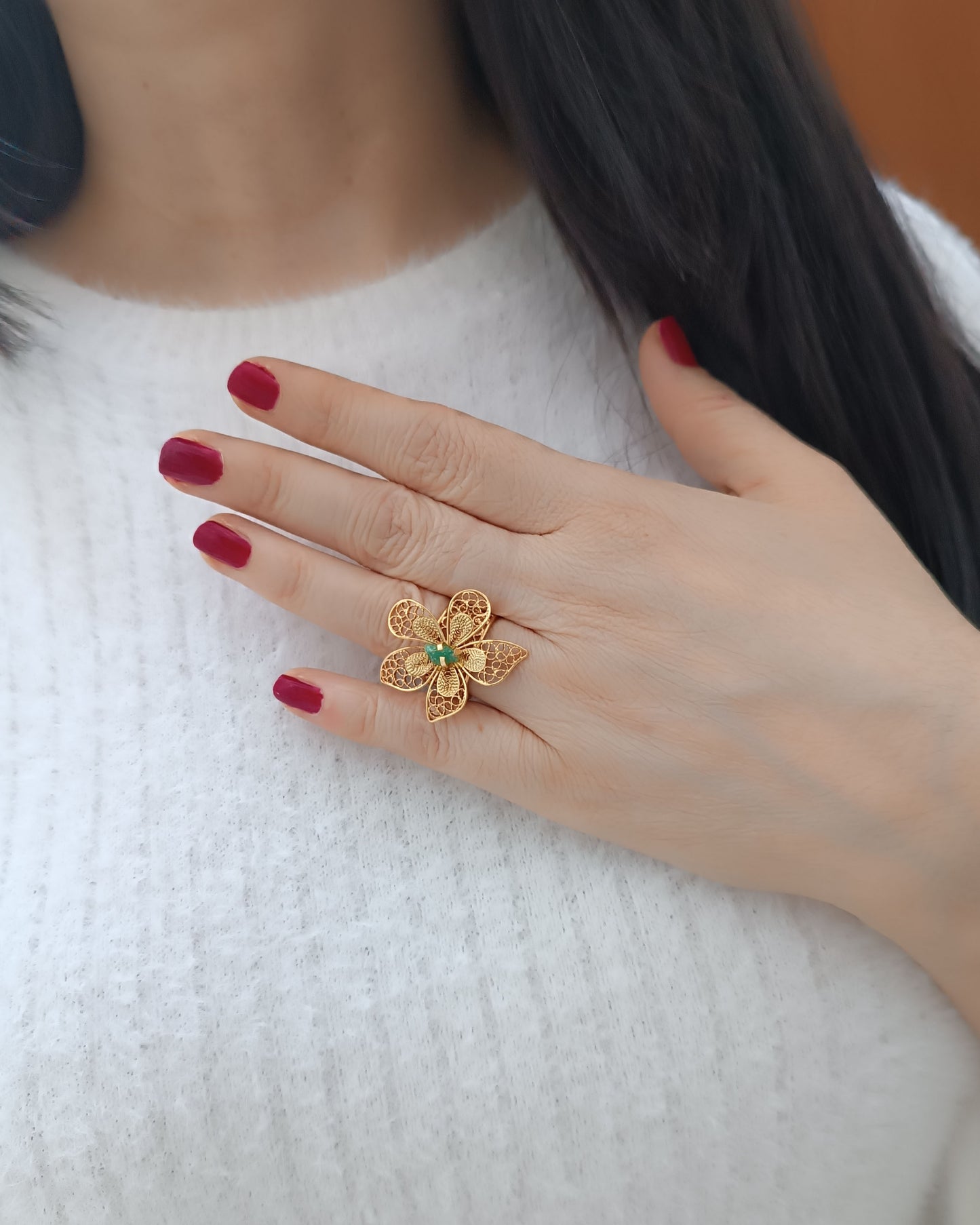 Anillo en filigrana con esmeralda, Acacias