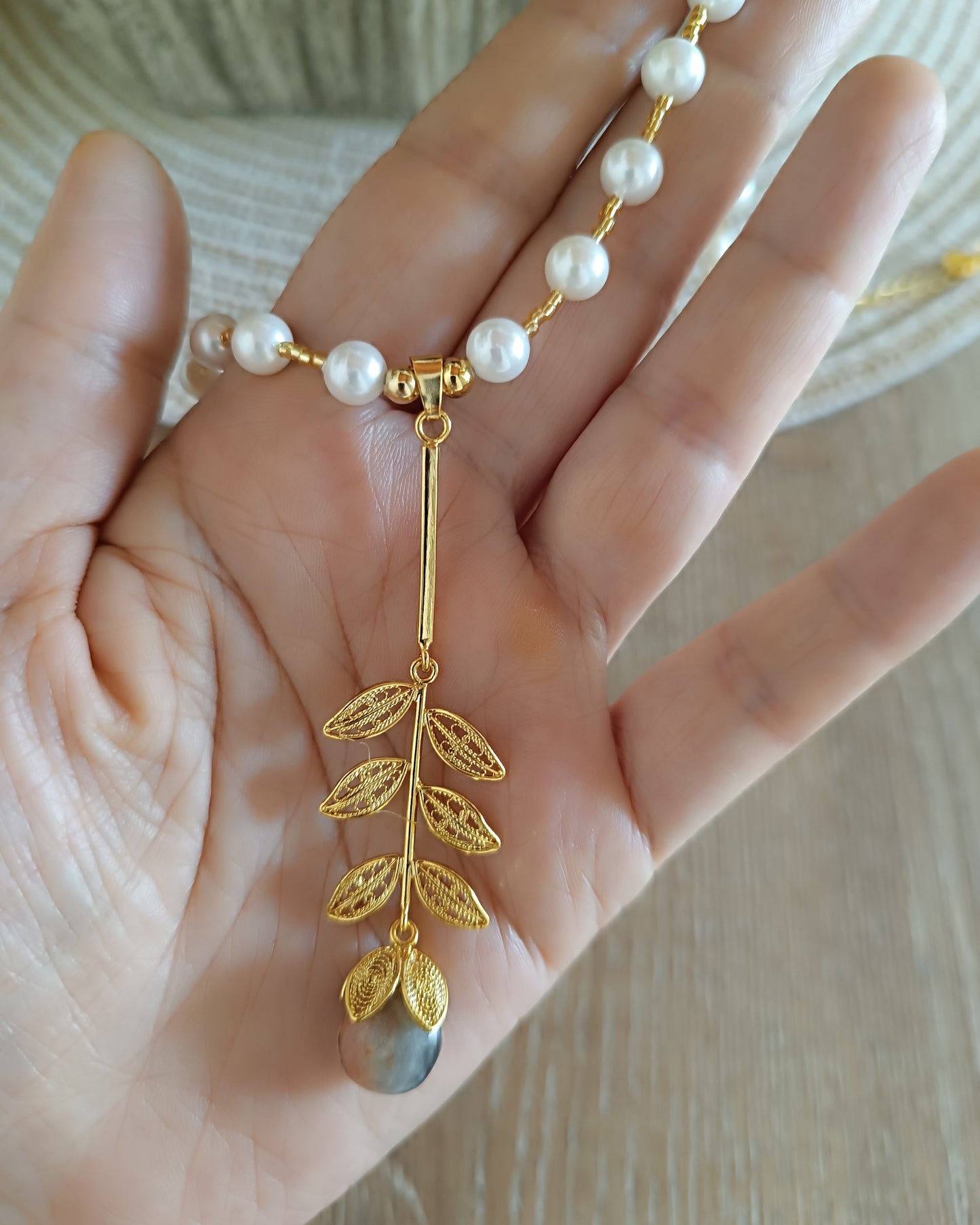 Collar de perlas y colgantes, Rita