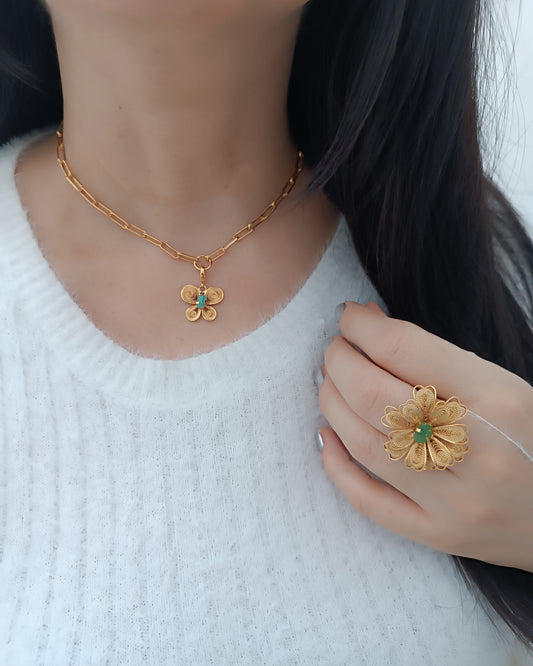 Cadena eslabones grandes con mariposa en filigrana