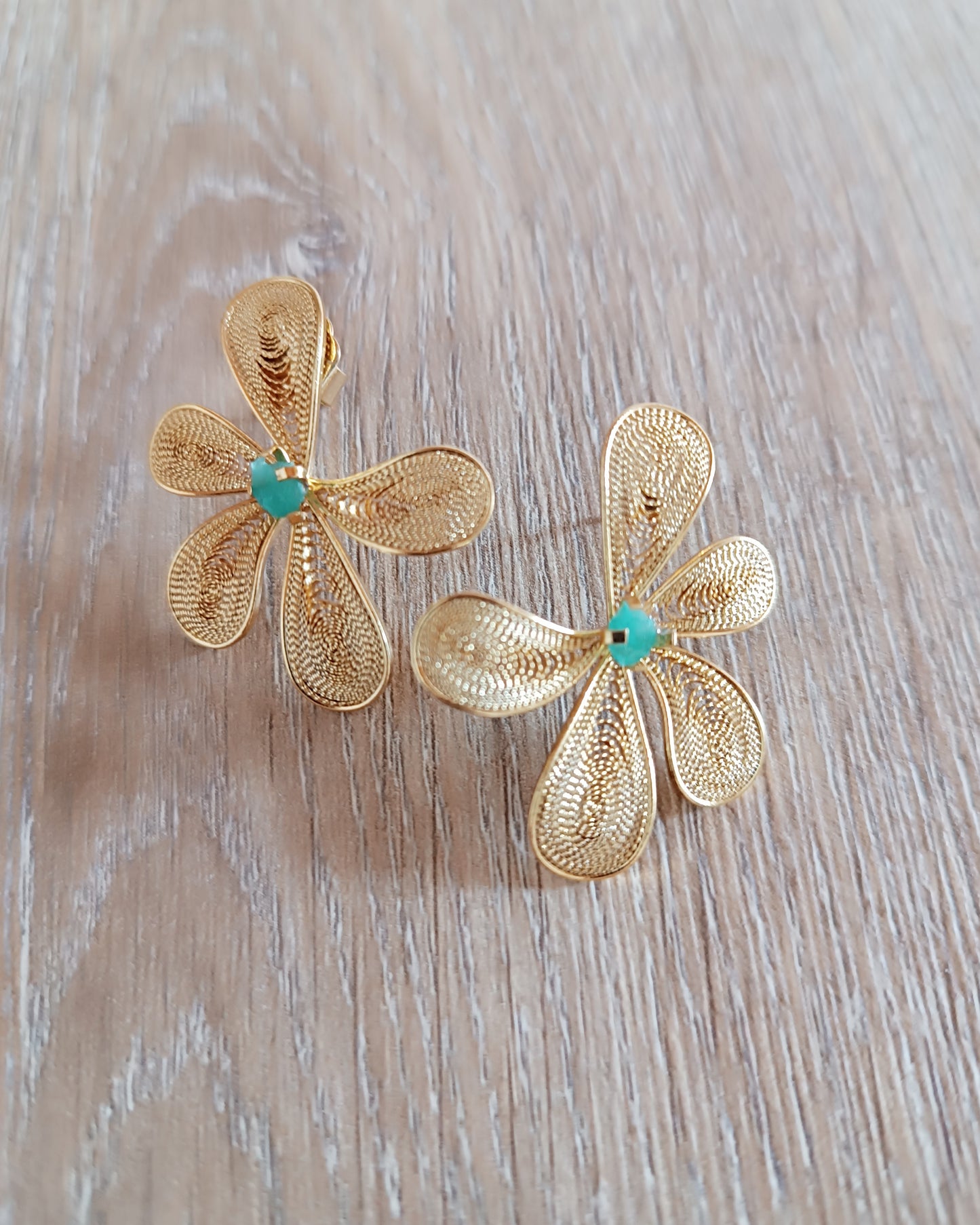 Aretes filigrana Ximena, con esmeralda