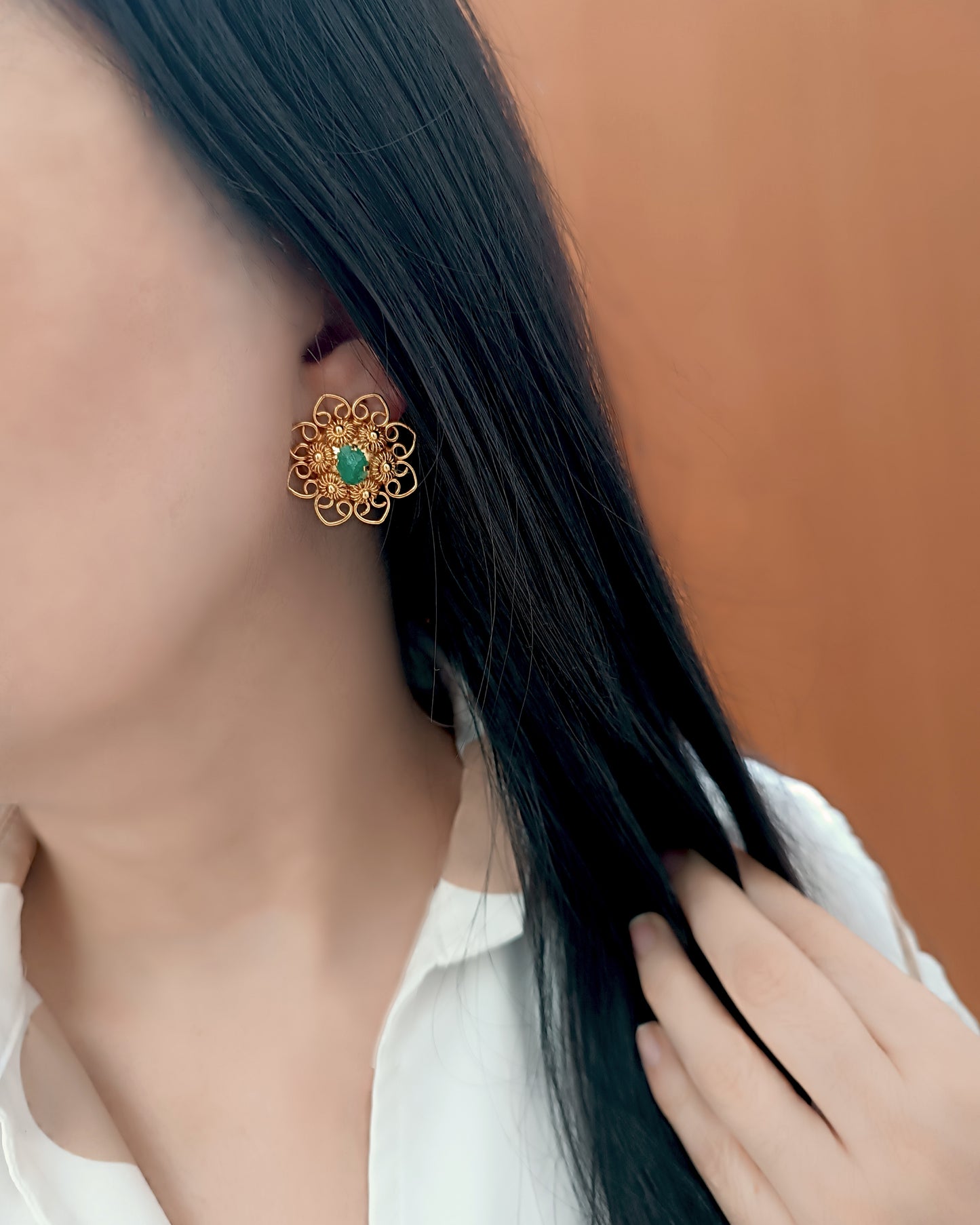 Aretes filigrana con tomatillos y esmeralda