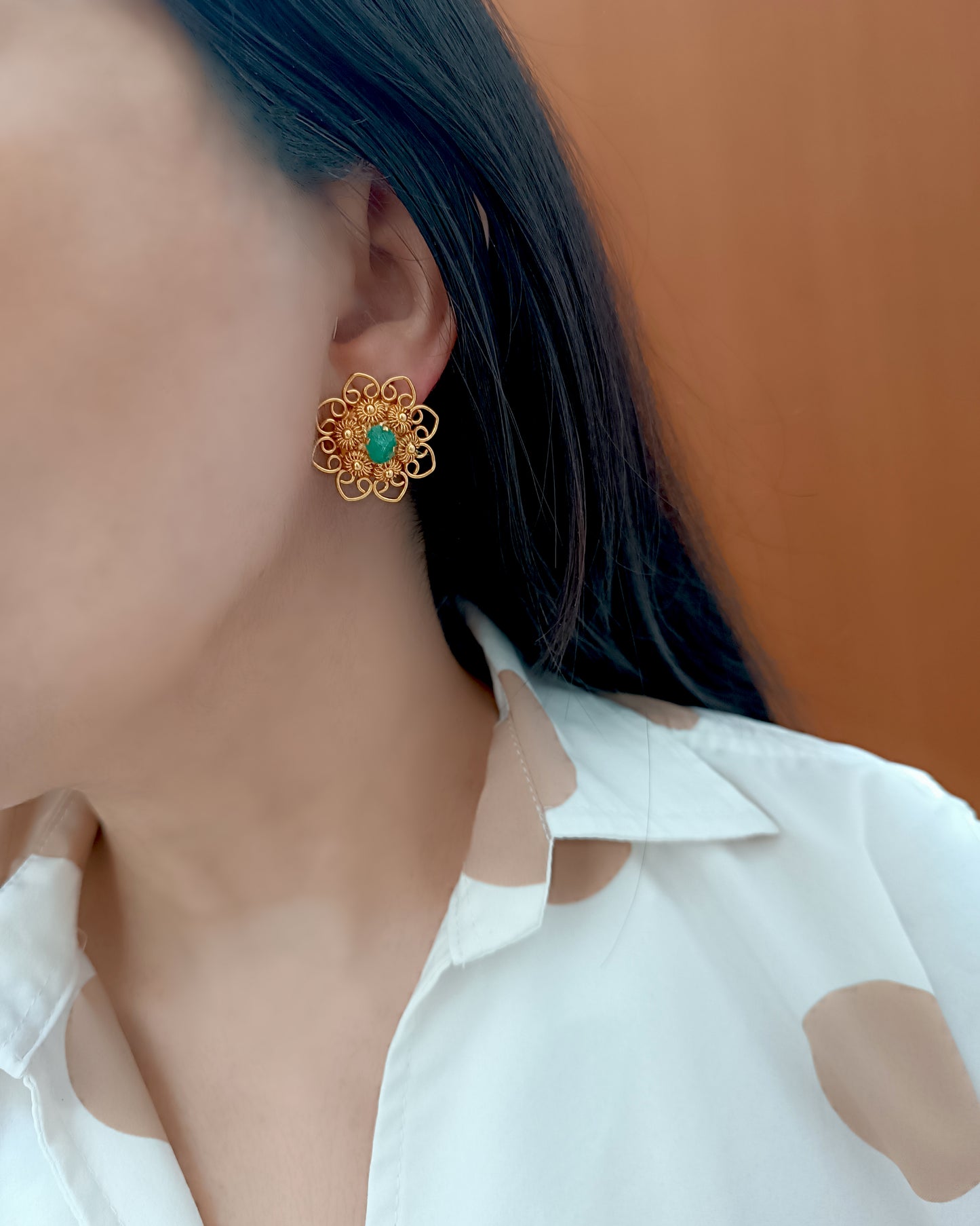 Aretes filigrana con tomatillos y esmeralda