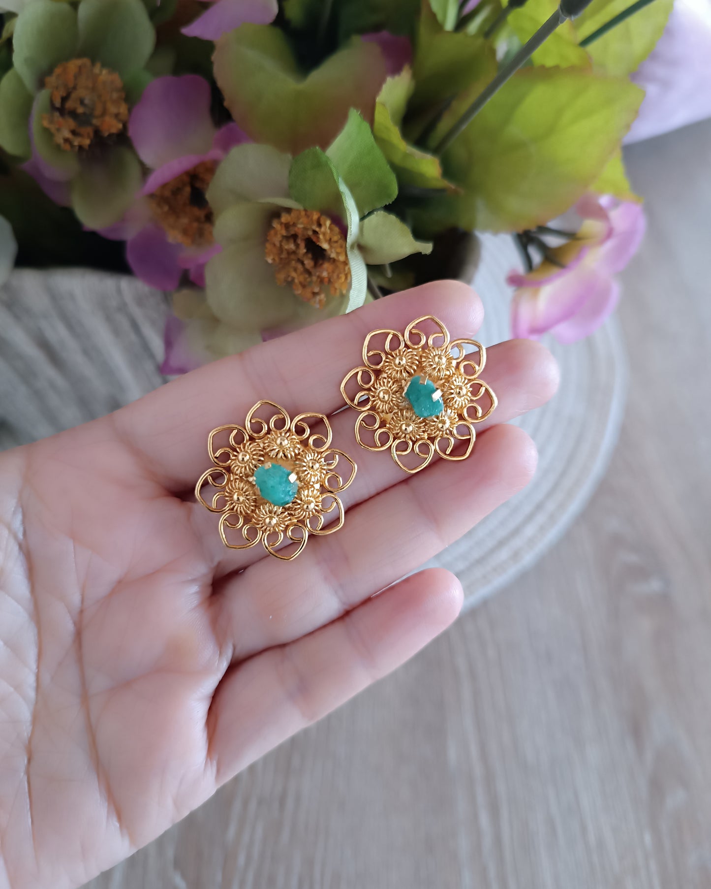 Aretes filigrana con tomatillos y esmeralda