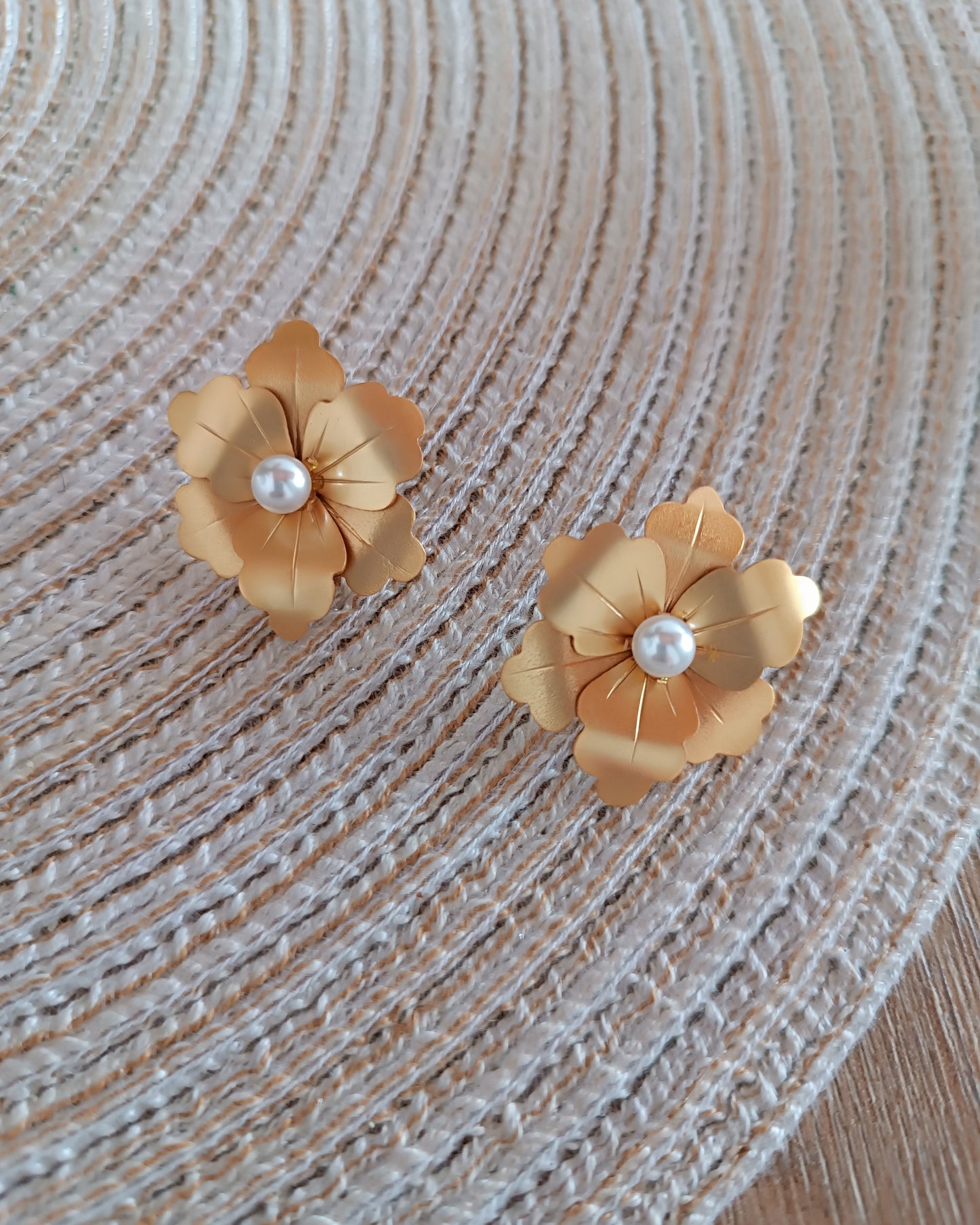 Aretes Topos Dayana dorados mate con perla