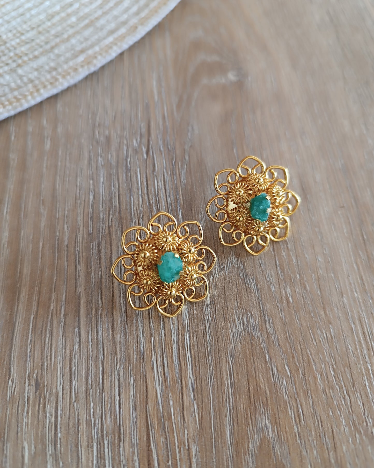 Aretes filigrana con tomatillos y esmeralda
