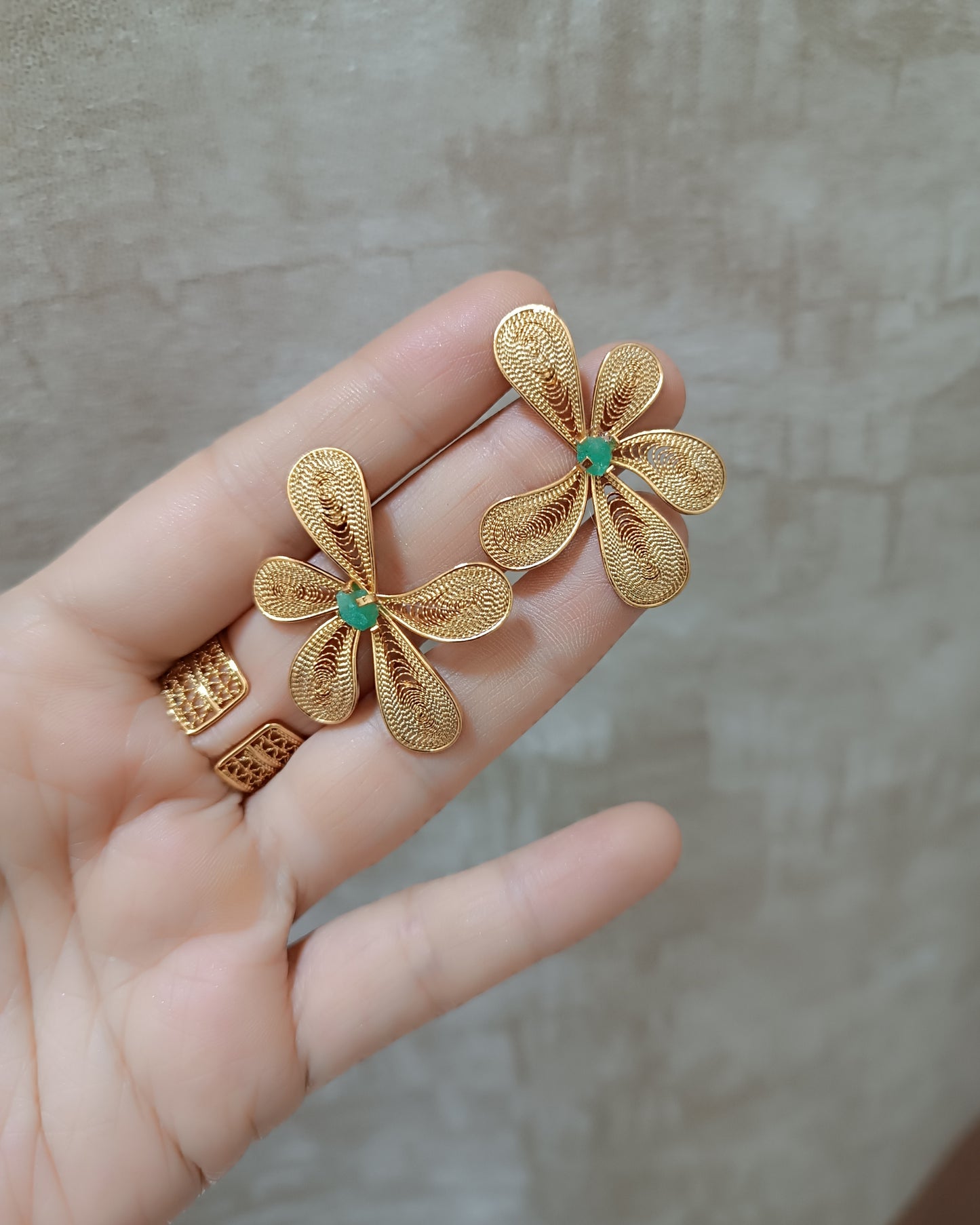 Aretes filigrana Ximena, con esmeralda