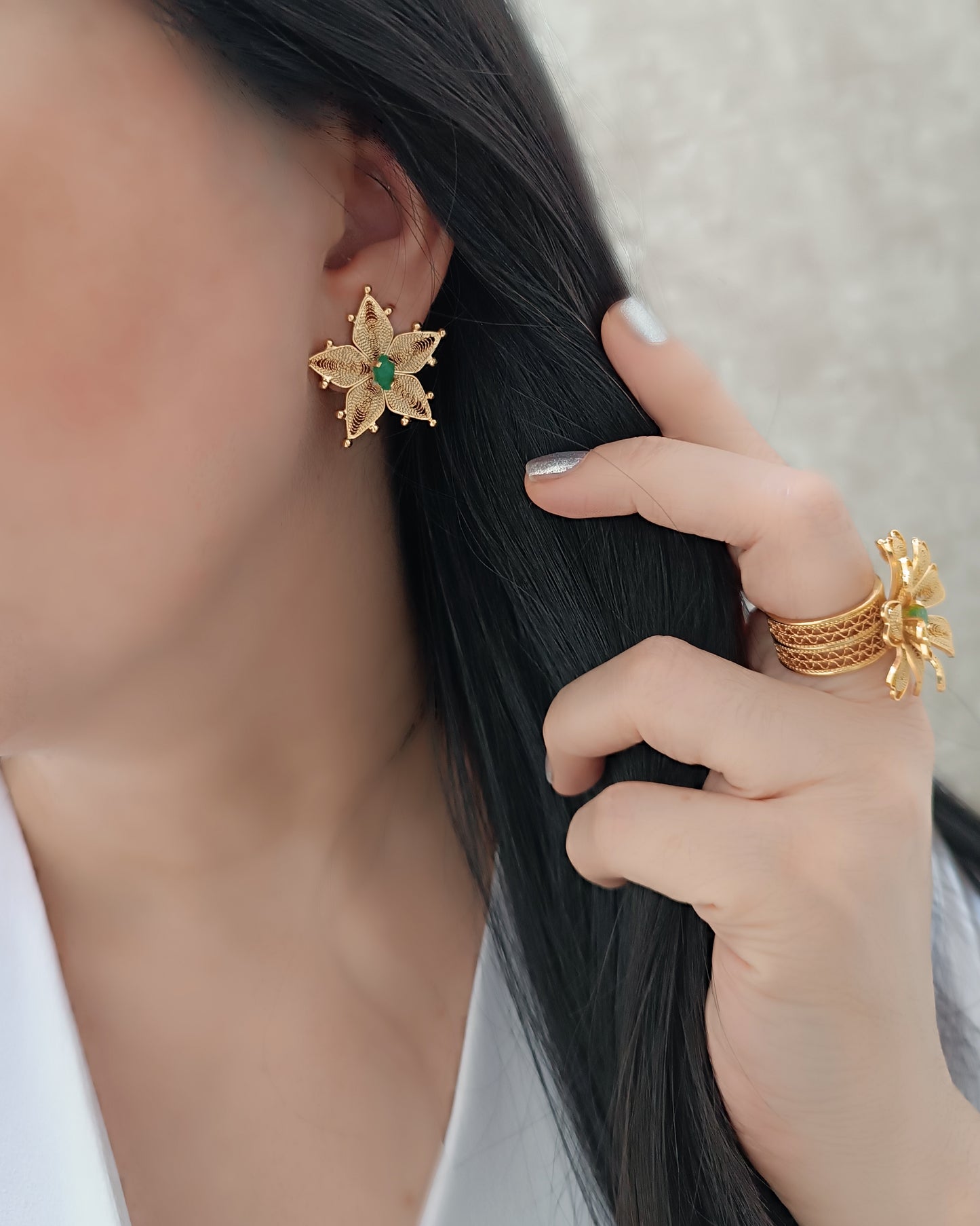 Aretes estrella estelar con esmeralda