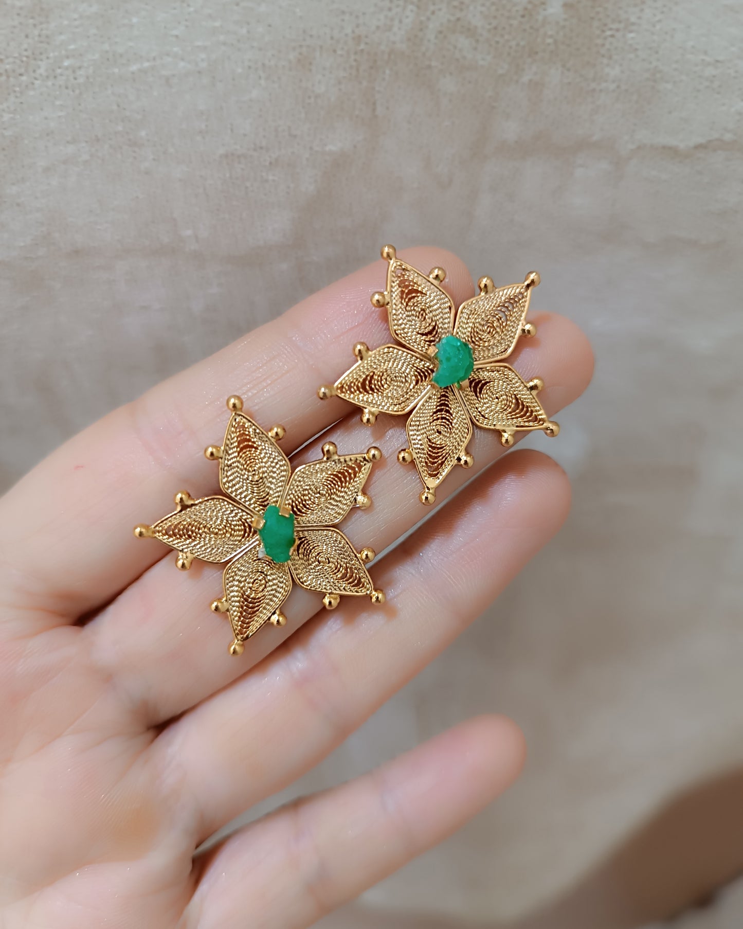 Aretes estrella estelar con esmeralda