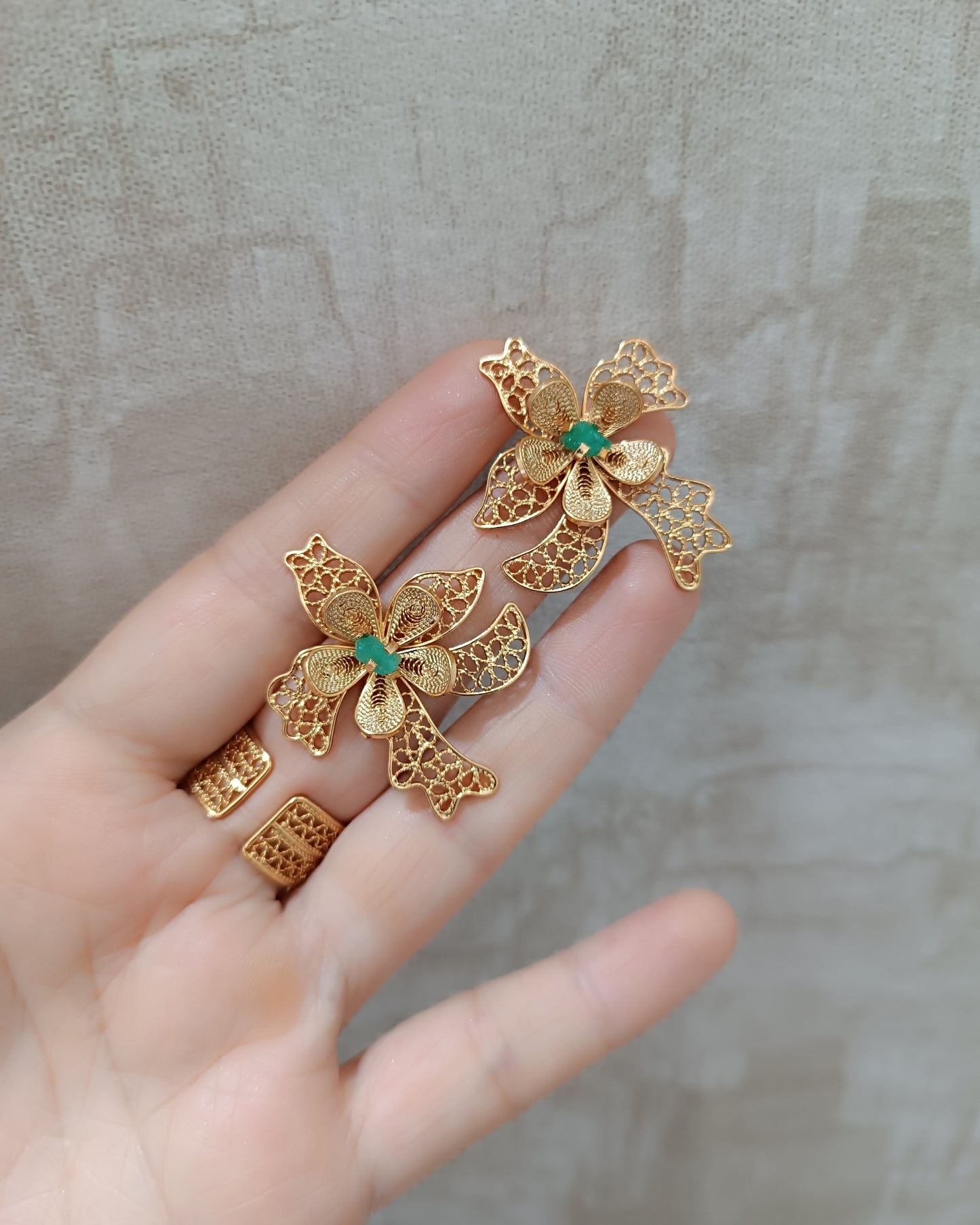 Aretes en filigrana orquídea y esmeralda