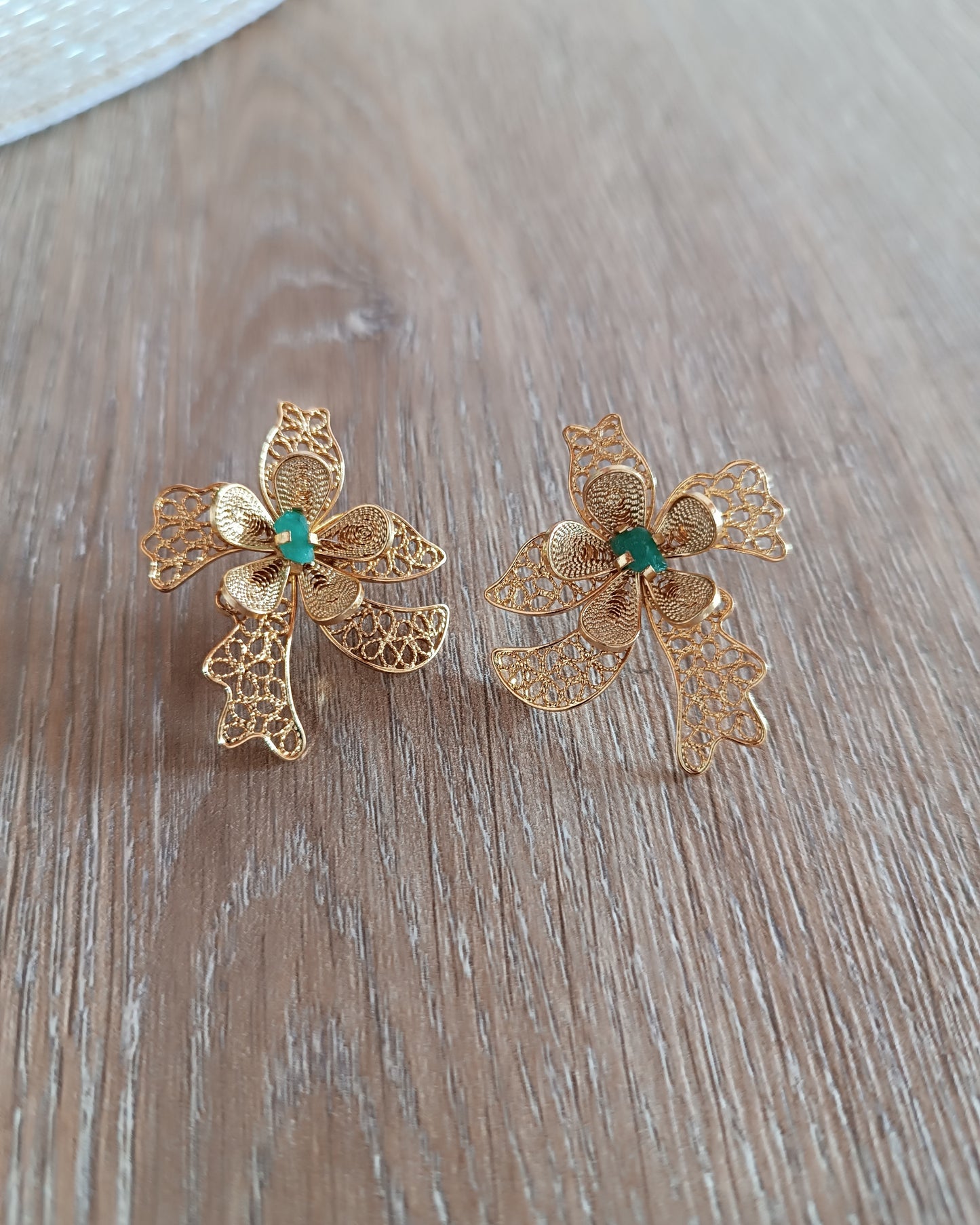 Aretes en filigrana orquídea y esmeralda