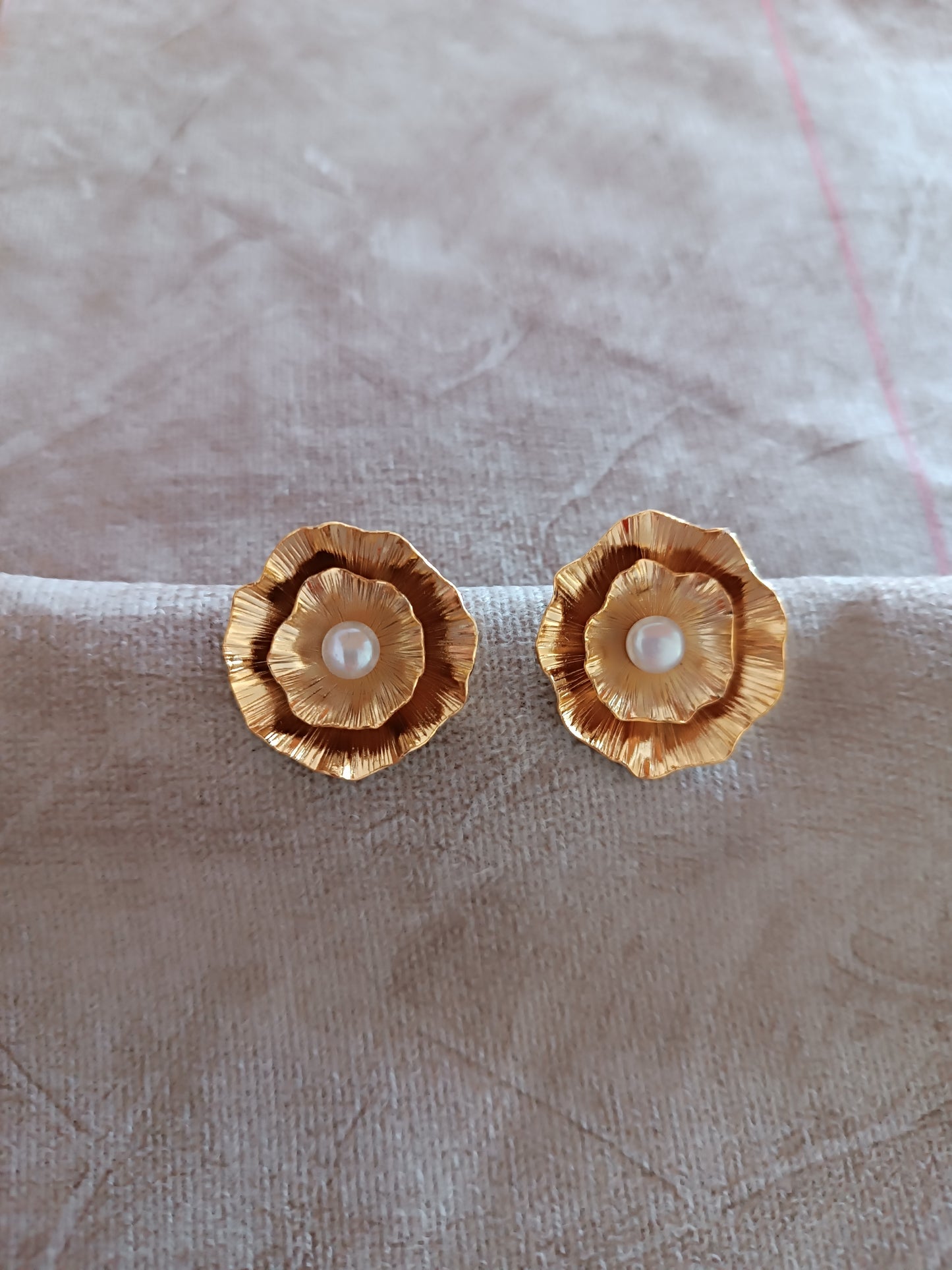 Aretes dorados con perla, Candela
