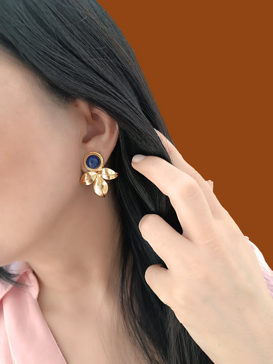 Aretes topos tres pétalos Andi piedra Lapislázuli