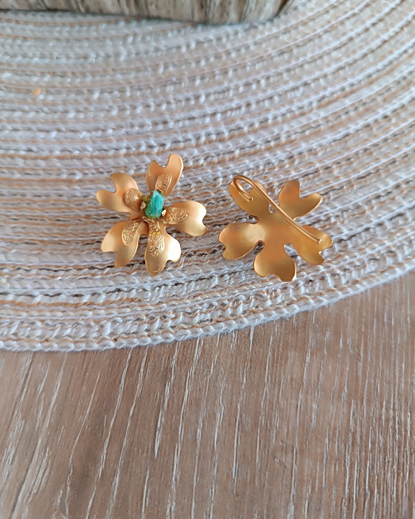 Aretes Topos Emma dorados mate con esmeralda