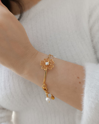 Brazalete en filigrana con colgantes Nadia