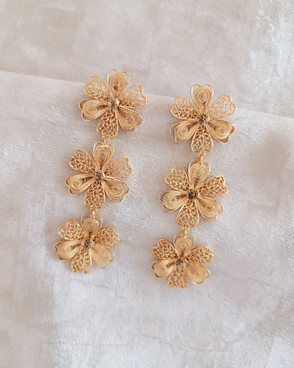 Aretes triple flor Carmelita Dorados