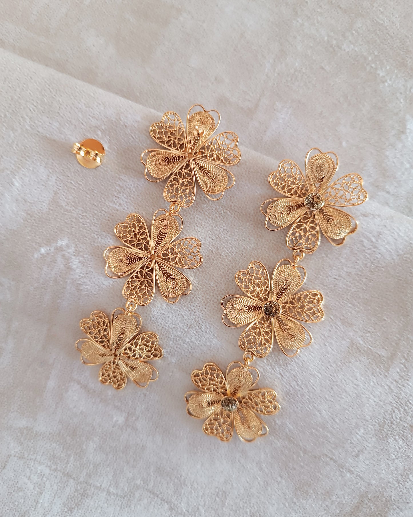 Aretes triple flor Carmelita Dorados