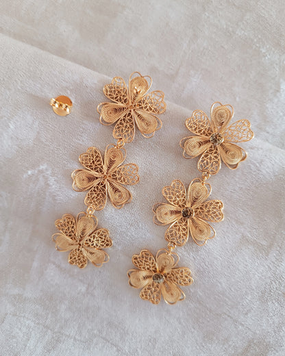 Aretes triple flor Carmelita Dorados