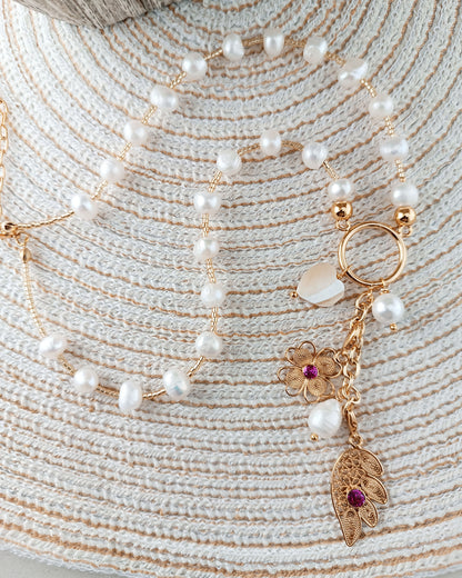 Collar de perlas y colgantes Delfina