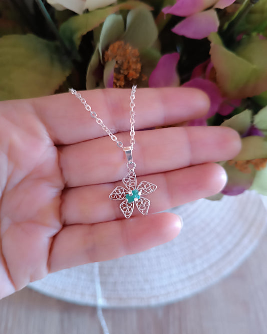 Cadena con dije en plata de ley 950 Azucena, con esmeralda