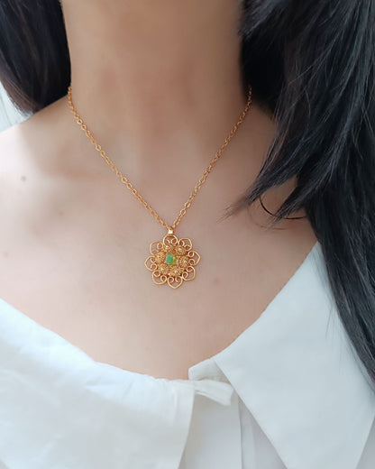 Juego filigrana con tomatillos y esmeralda